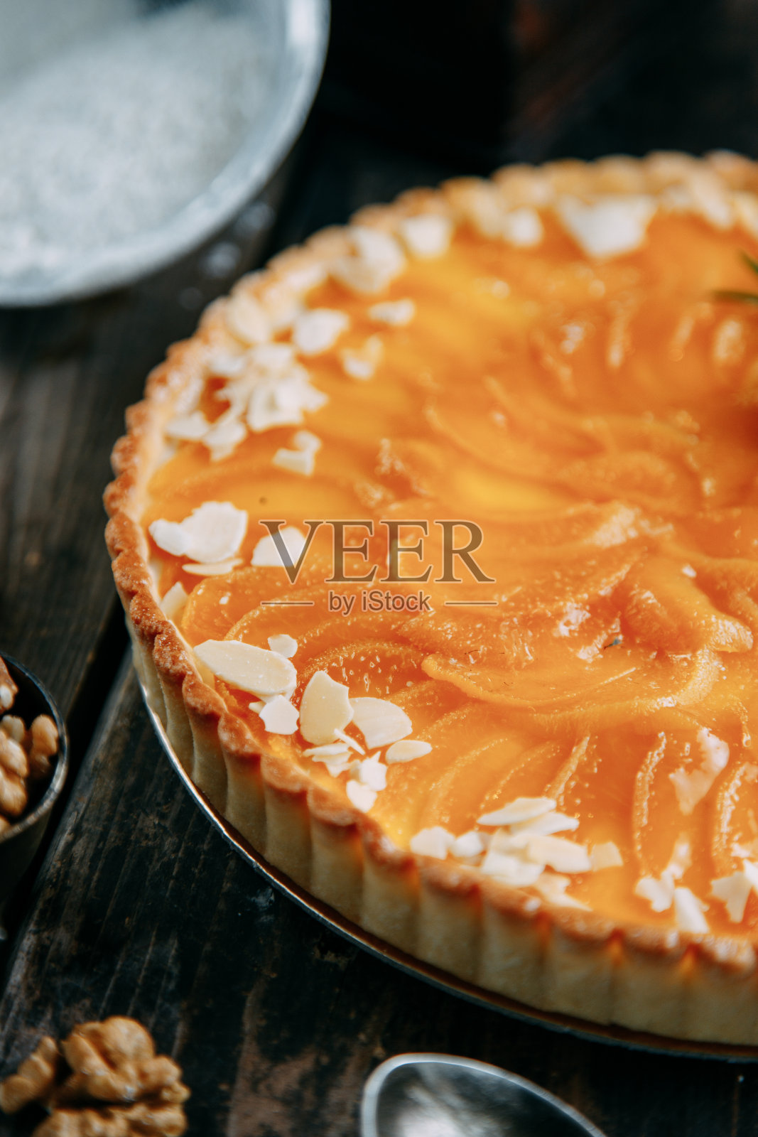 木制背景上的柠檬柑橘派。特写的一片柠檬派。照片摄影图片