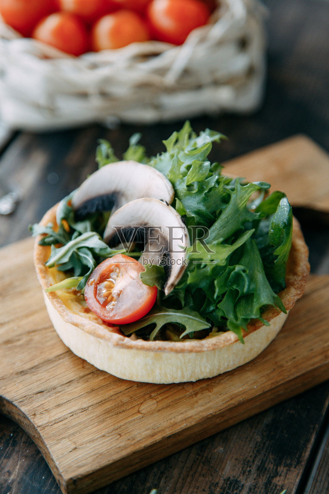 配蘑菇,鸡肉和香草的开胃菜。由无酵母面团制成的馅饼特写。照片摄影图片