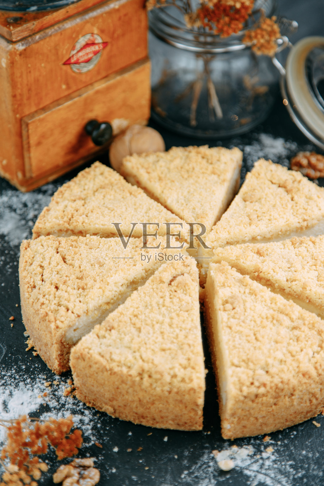 酸奶油蛋糕切特写。桌上有奶油甜点。照片摄影图片
