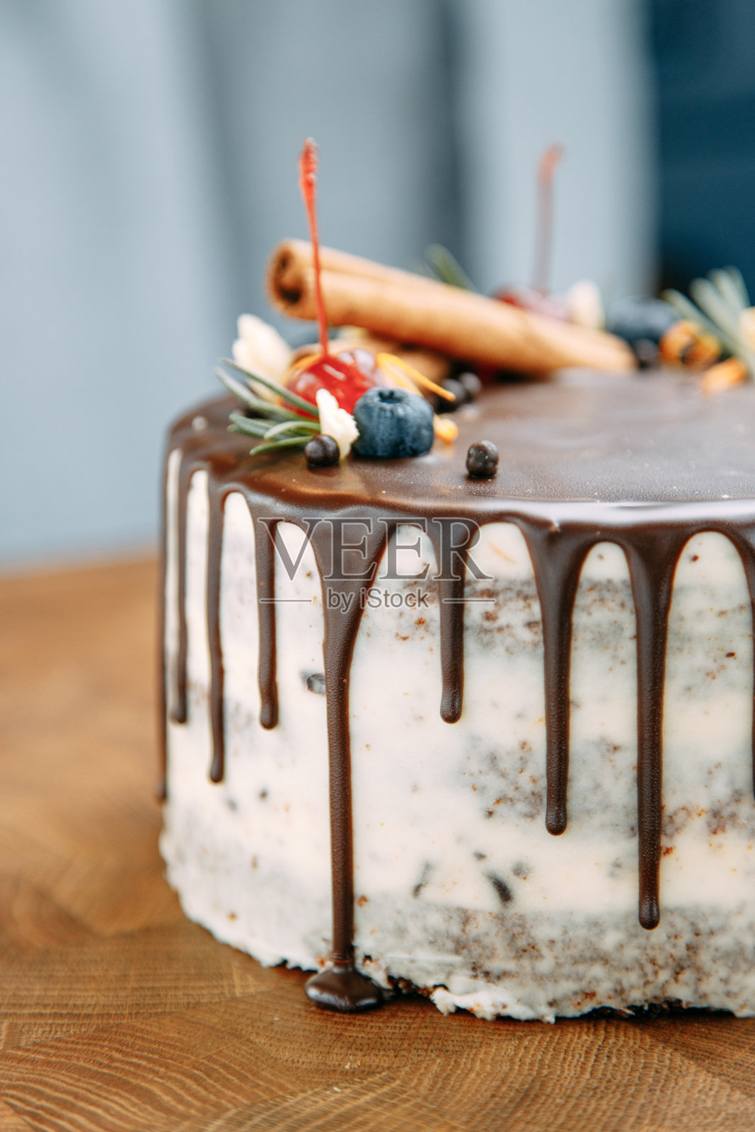 香甜的蛋糕和新鲜的浆果在一个木制的背景。蛋糕与精致的奶油和水果特写。照片摄影图片