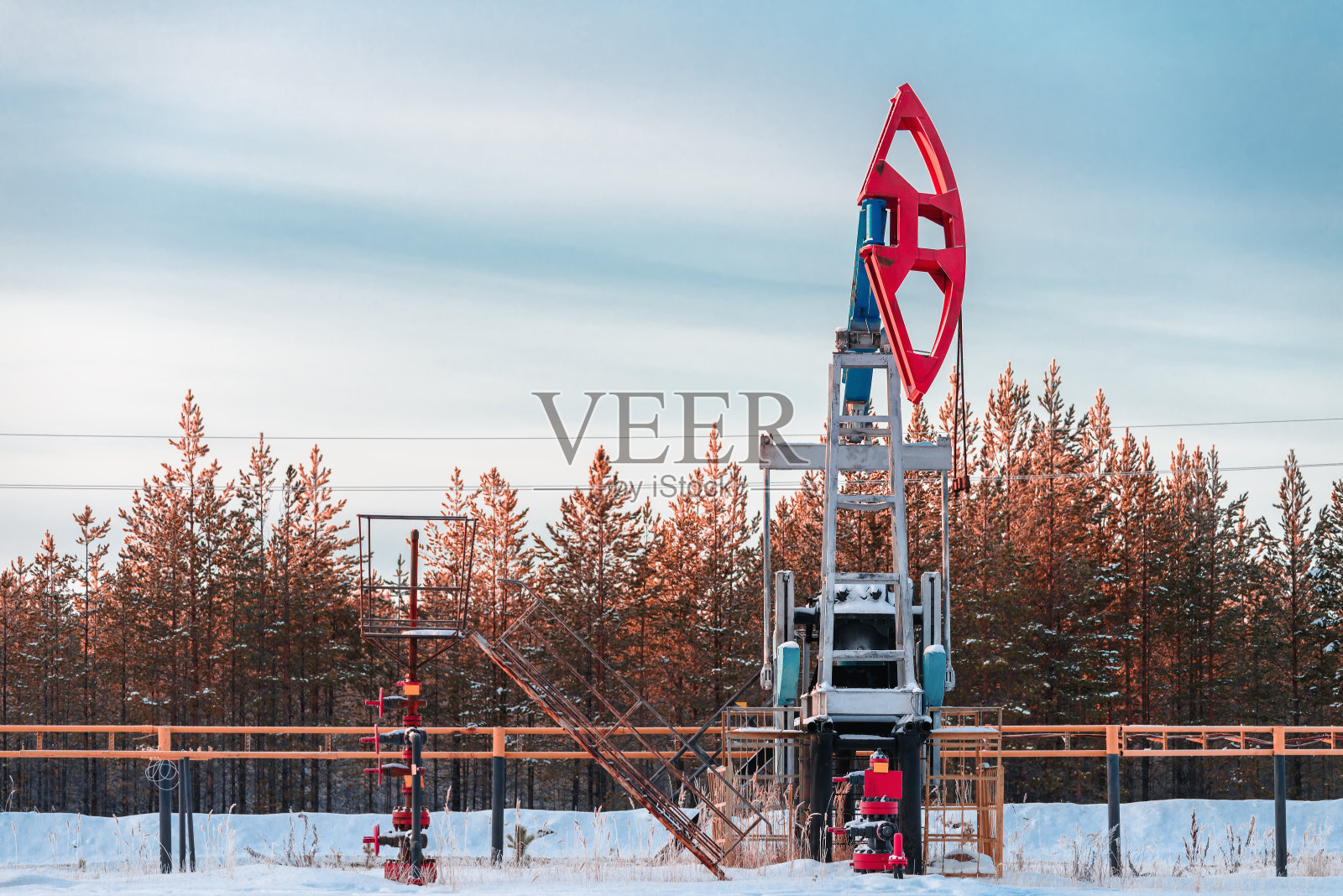 针叶林里的油泵坏了。照片摄影图片