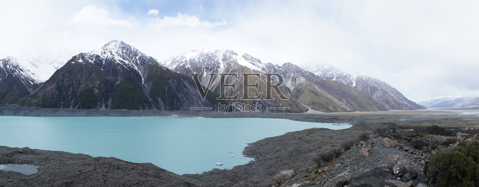 山和湖冬季景观附近的奥拉基-库克山国家公园在塔斯曼湖在新西兰南岛。照片摄影图片