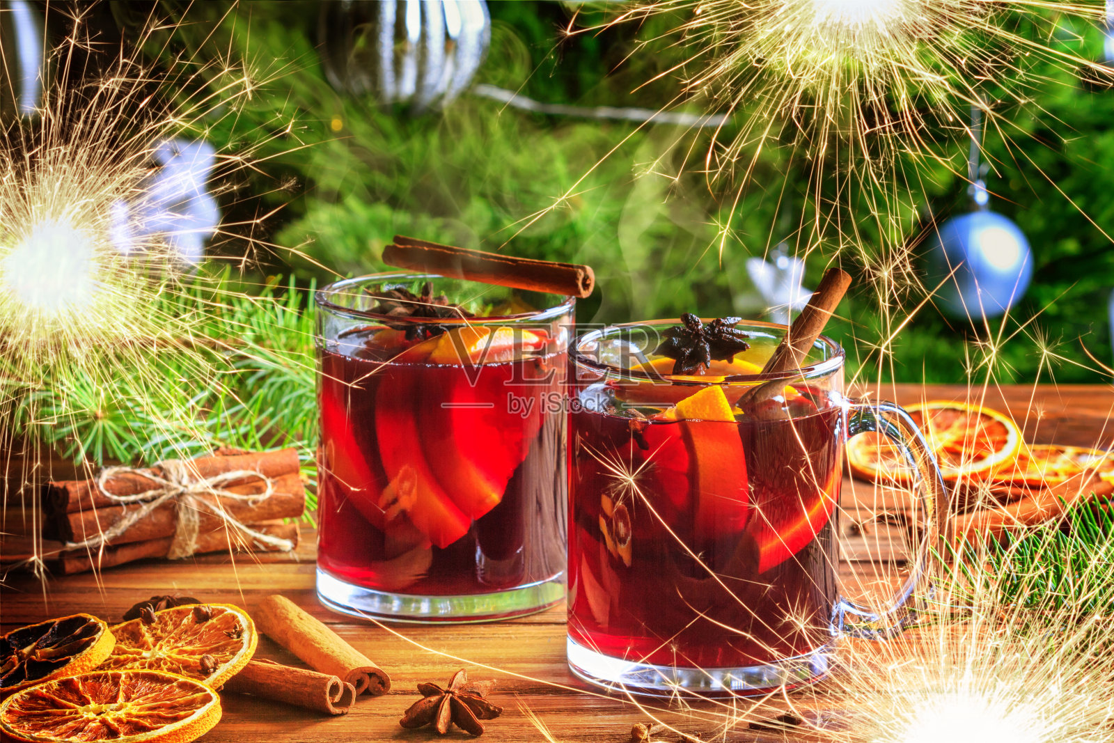 圣诞热红酒与芳香香料和燃烧的火花照片摄影图片