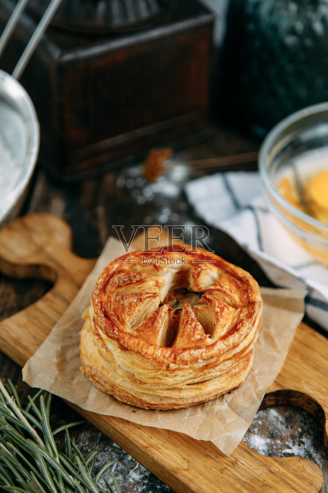 酥皮鸡肉蘑菇派。派切成两半特写。照片摄影图片