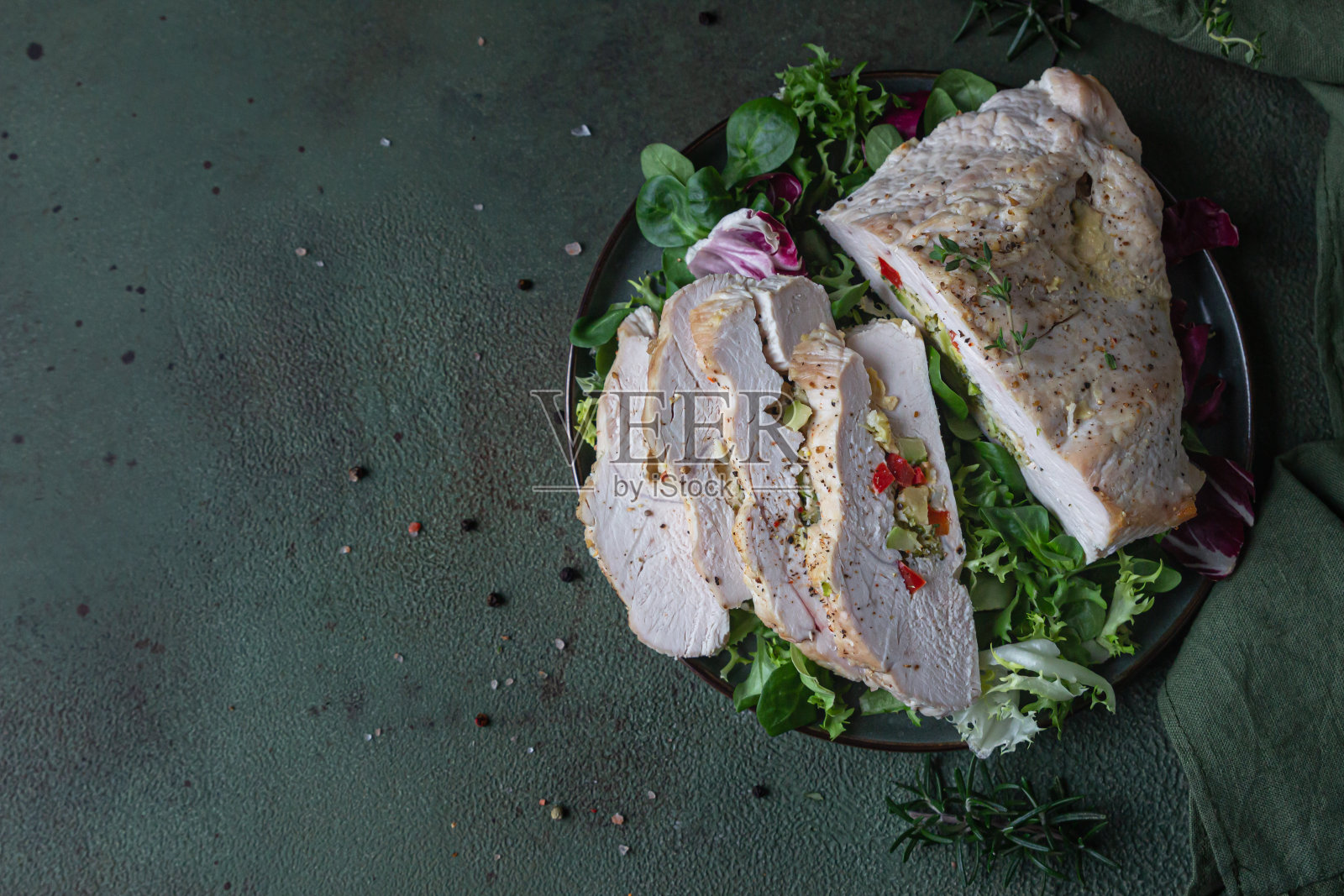酿蔬菜奶酪火鸡胸肉配混合沙拉和香草照片摄影图片