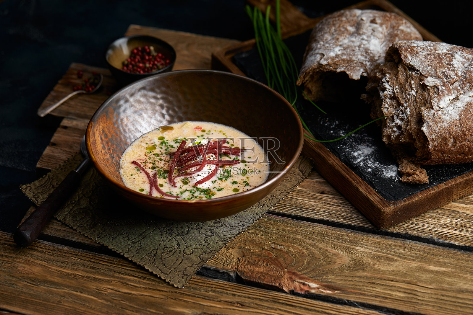 传统的意大利汤,以大麦和牛肉饼为背景。有选择性的重点。暗色调照片摄影图片