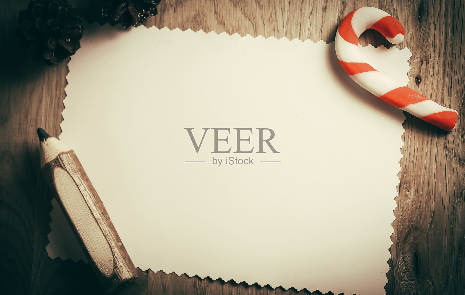 空白的圣诞贺卡和木制背景铅笔照片摄影图片