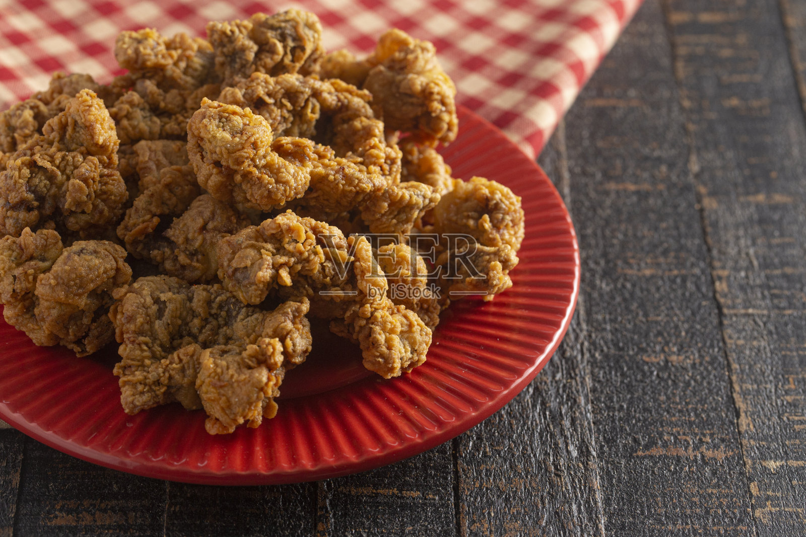 乡村木桌上的炸脆鸡肫照片摄影图片