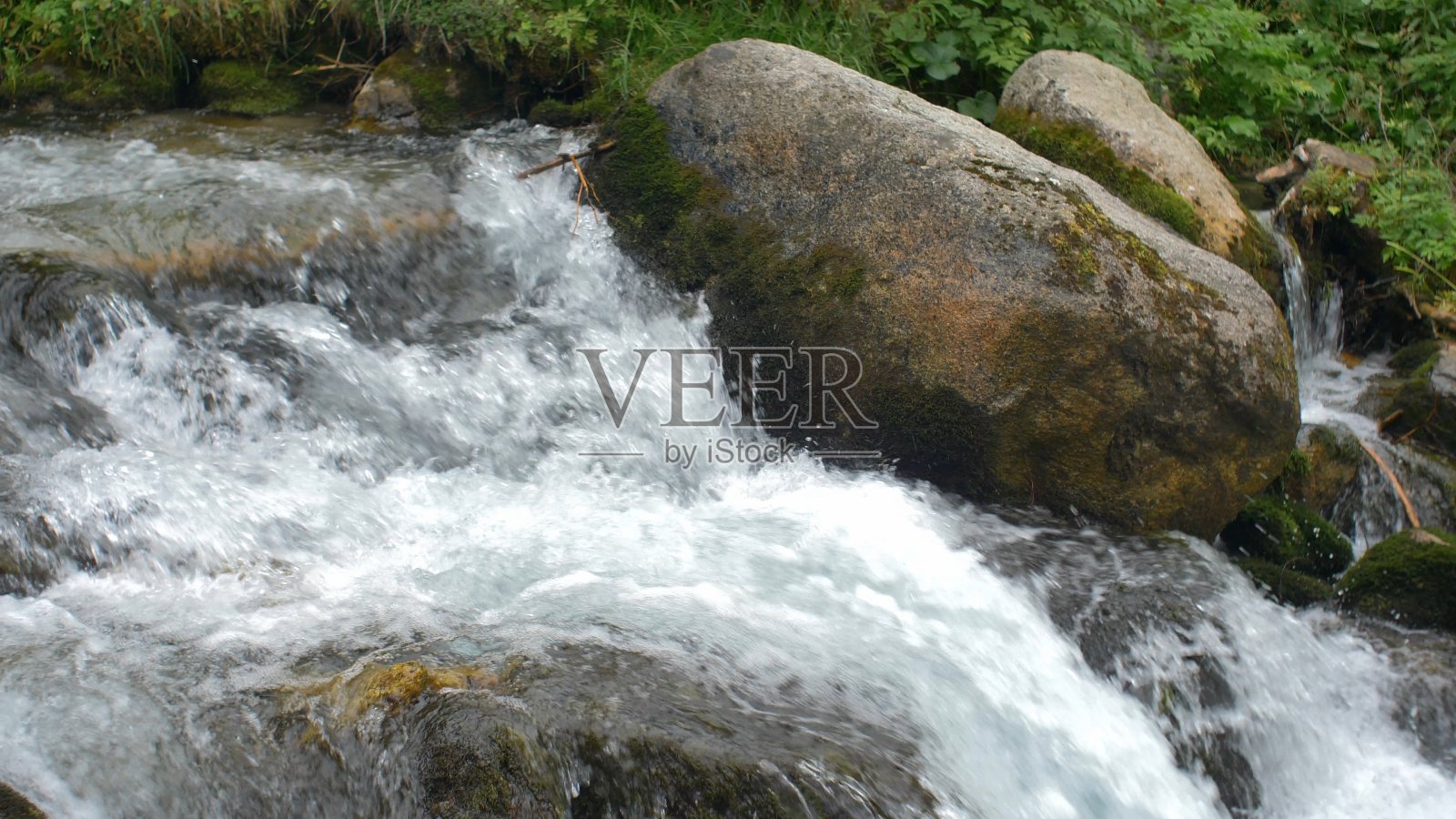 山上森林小溪与岩石和石头照片摄影图片
