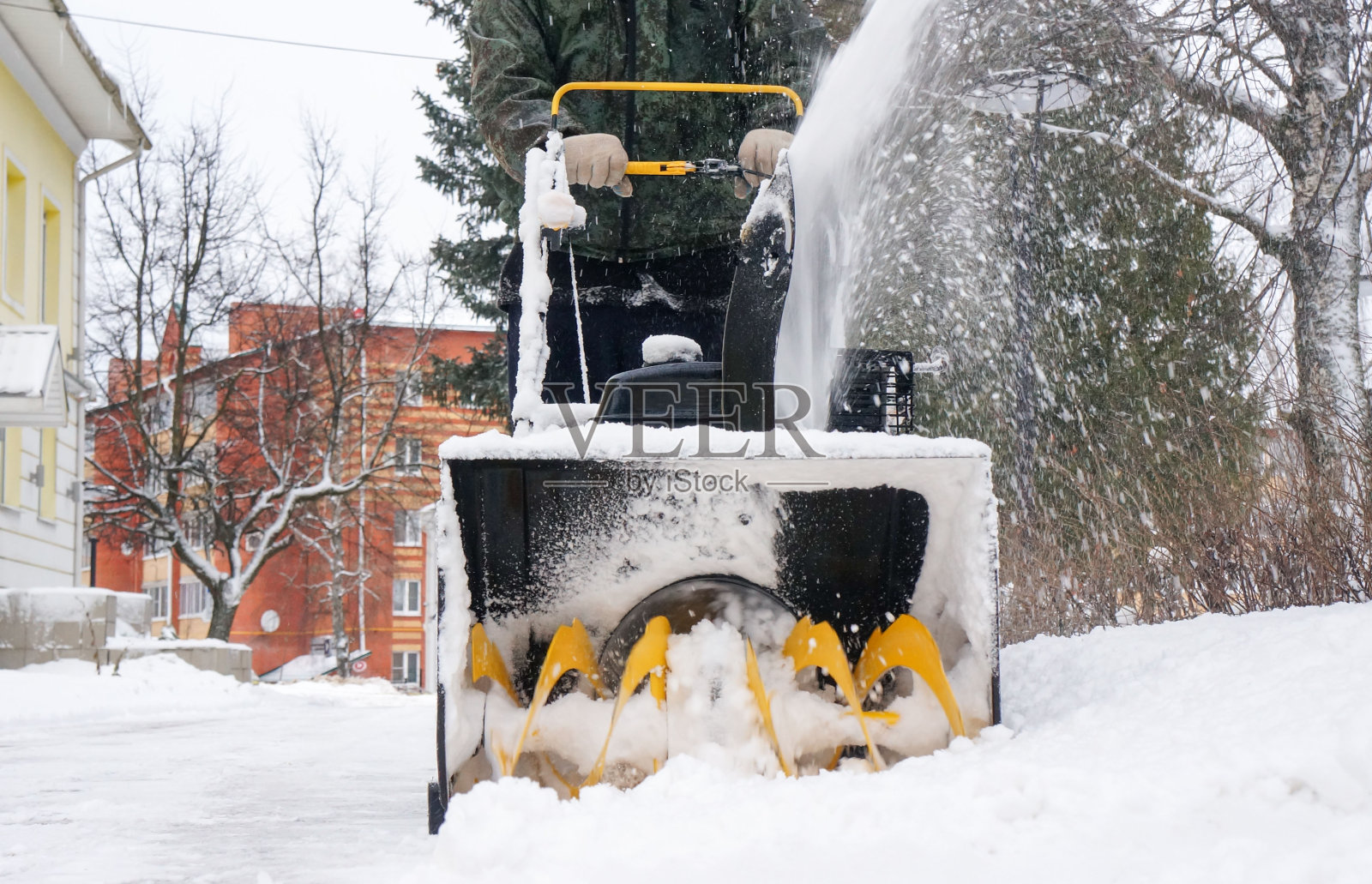用扫雪机扫雪的人照片摄影图片