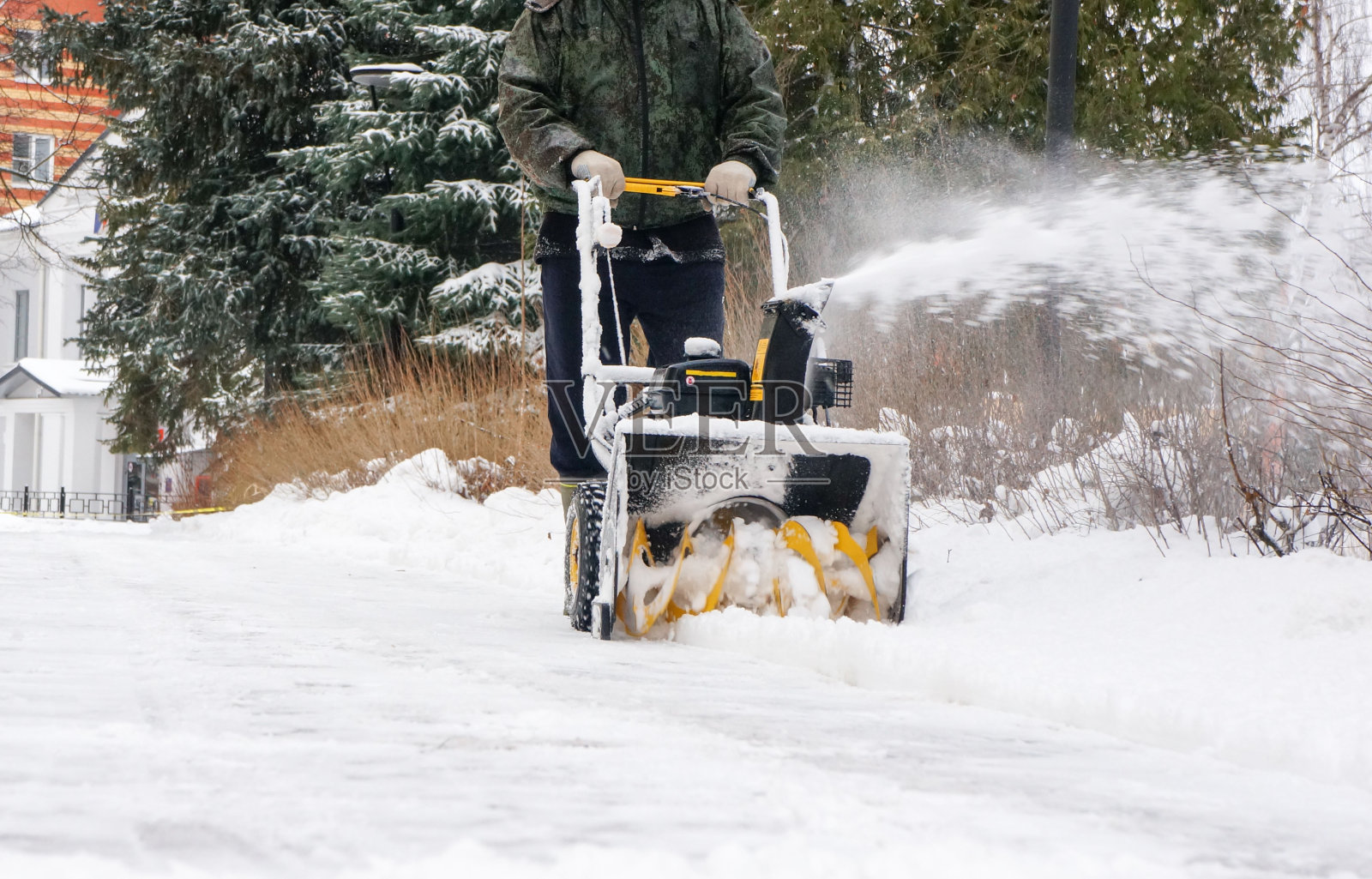 用扫雪机扫雪的人照片摄影图片
