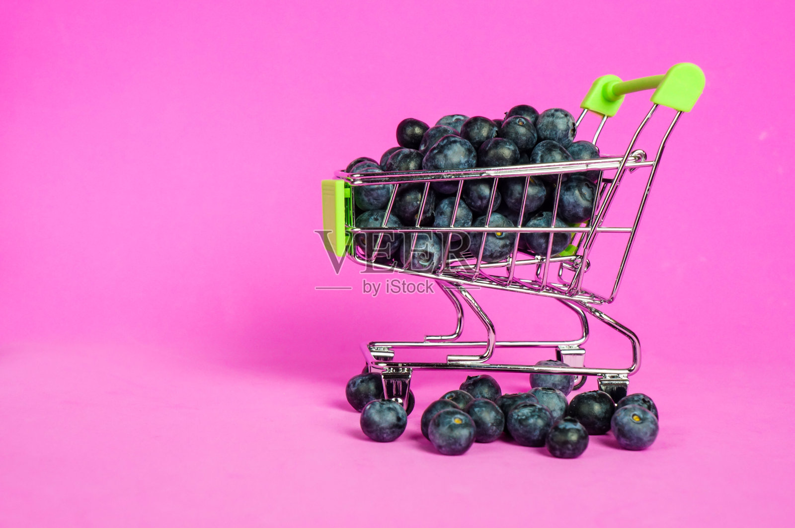 粉底上放着一辆迷你车里的新鲜成熟的蓝莓照片摄影图片