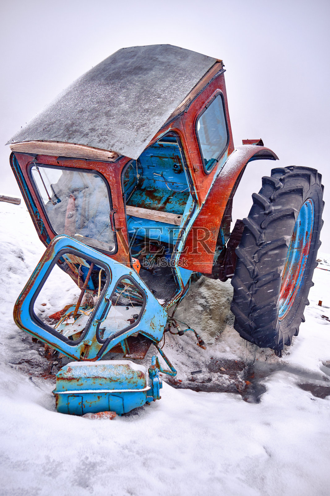 拖拉机残骸照片摄影图片