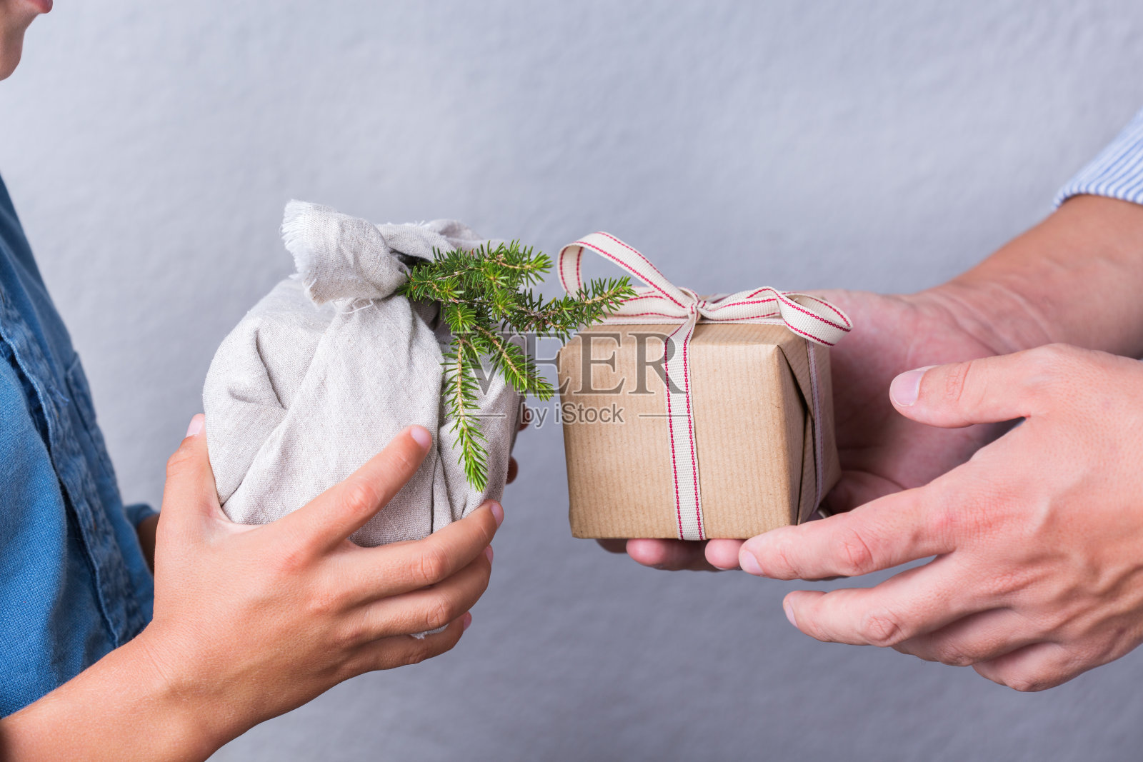 创意零浪费圣诞概念,日本风格的藤木礼盒照片摄影图片