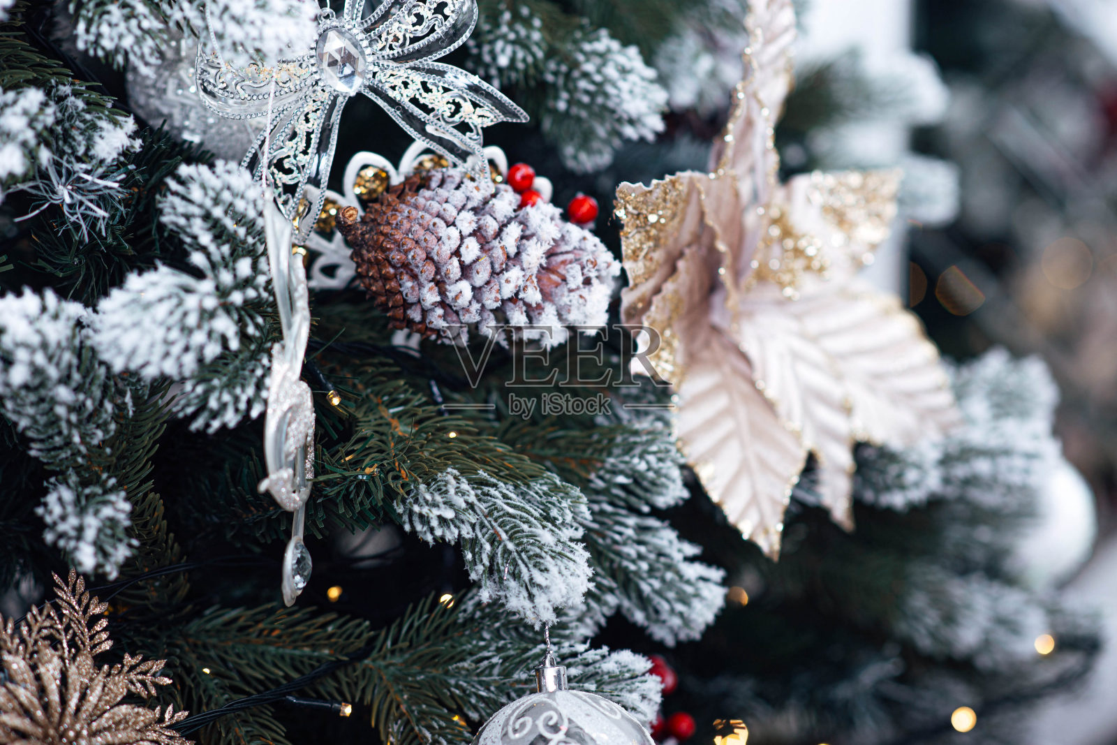 装饰圣诞树松树与豪华装饰。照片摄影图片