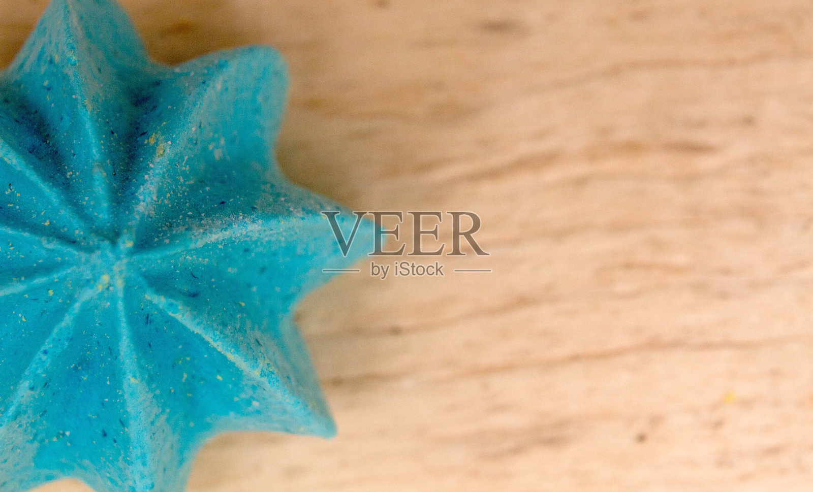 蓝色的,甜美的,酥脆的蛋白酥在木质背景上的特写照片摄影图片