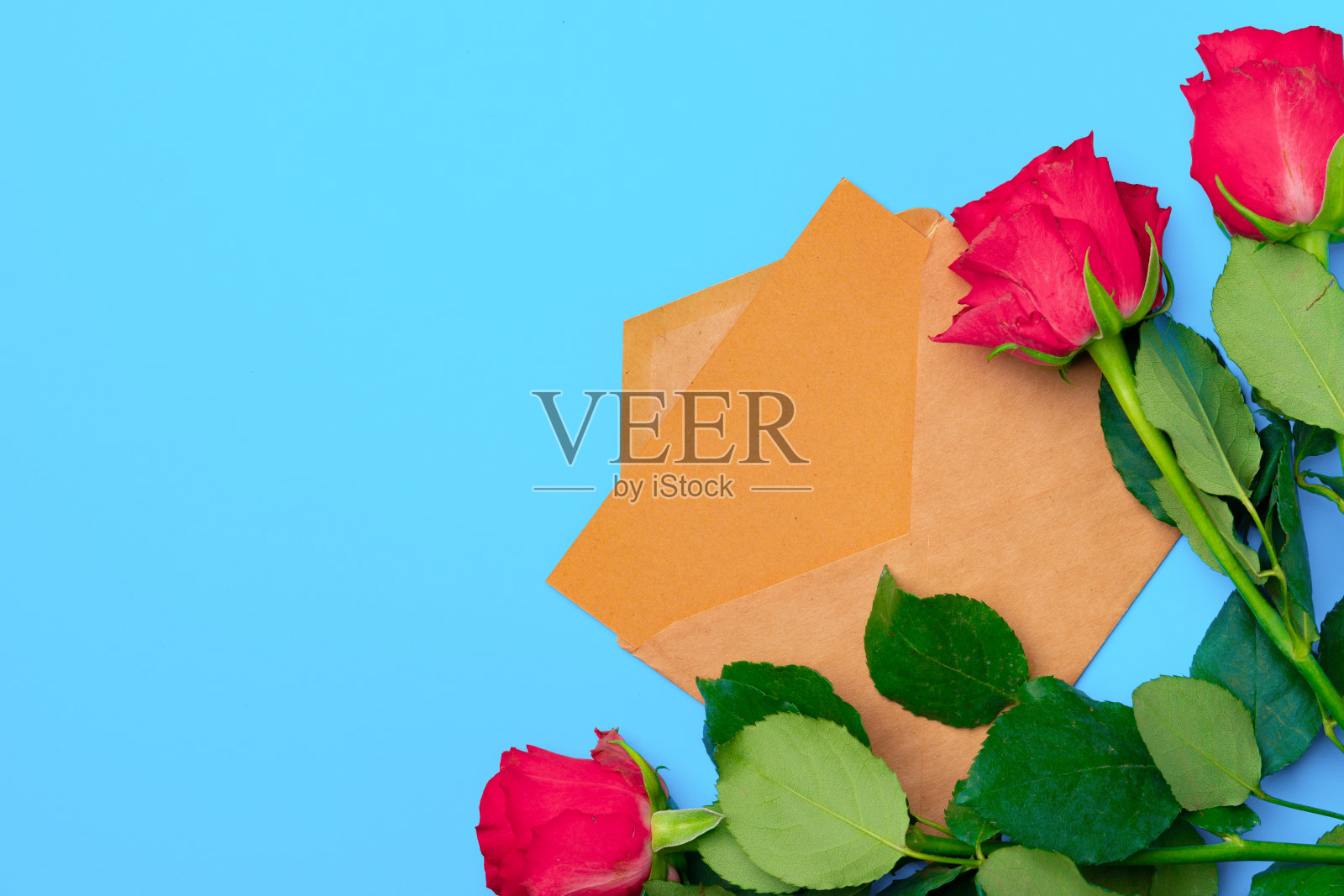 玫瑰花束和信封俯视图照片摄影图片