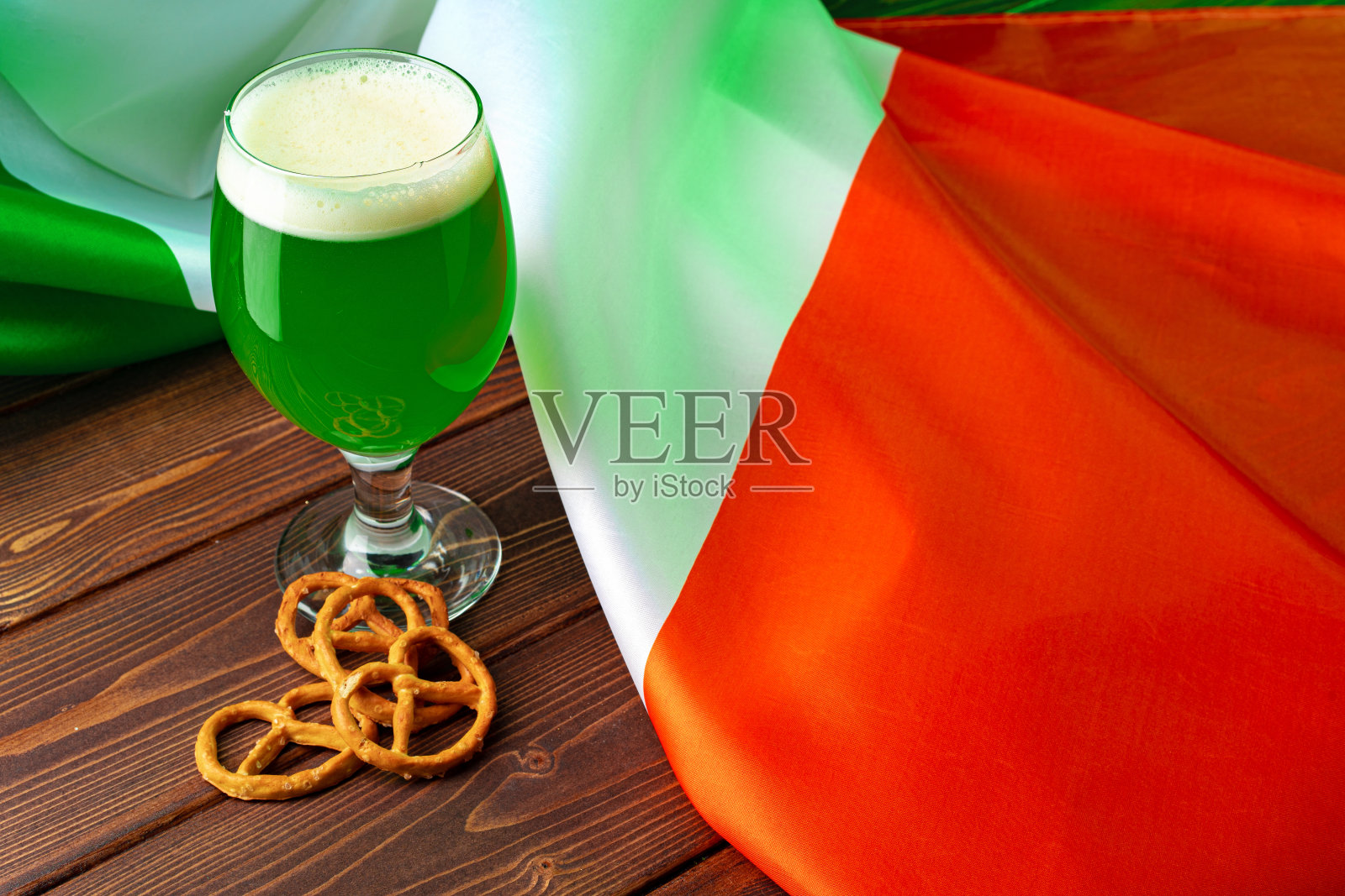 爱尔兰国旗下的绿啤酒照片摄影图片