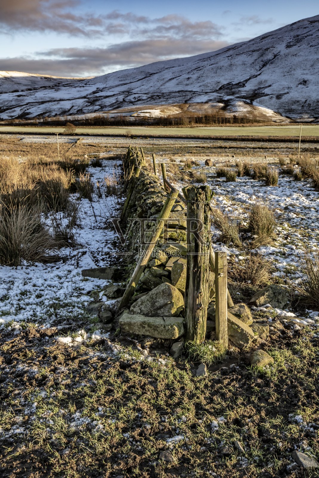 落下的篱笆和雪。照片摄影图片