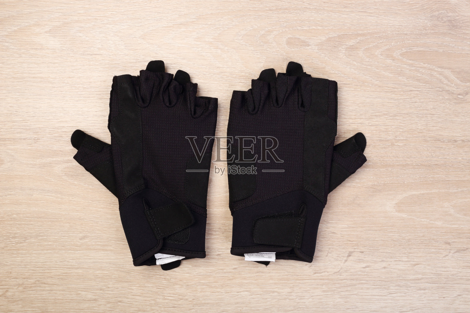 黑色健身手套在木制的背景照片摄影图片