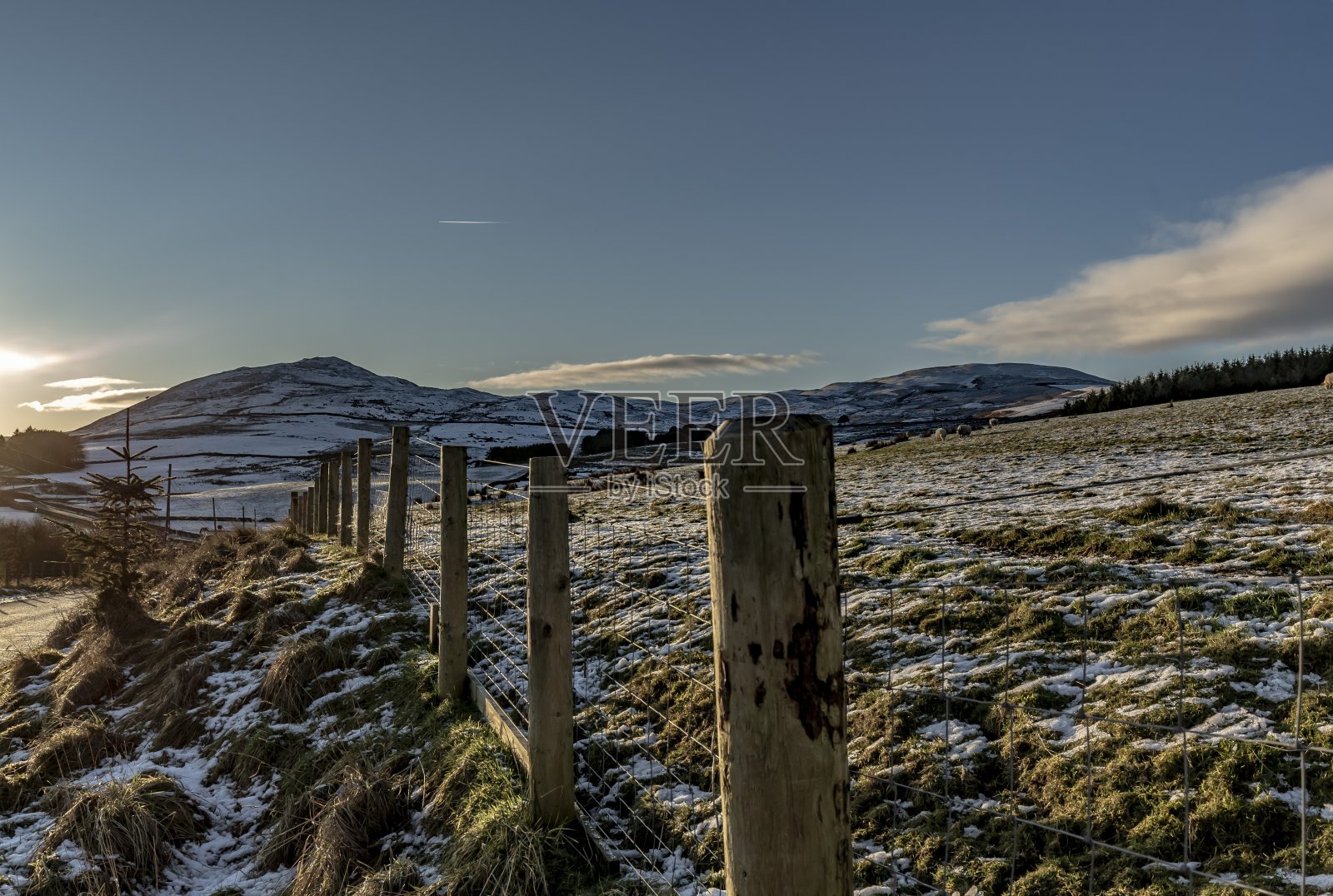 篱笆和雪山。照片摄影图片