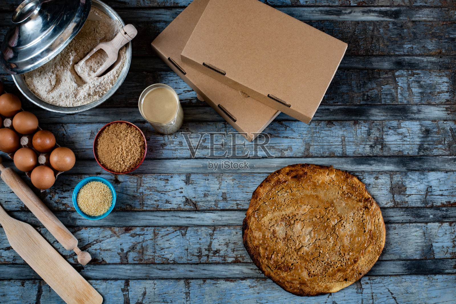 传统的土耳其食品,拉赫马昆和kiymali, tahinli和kusbasili分外卖盒。照片摄影图片