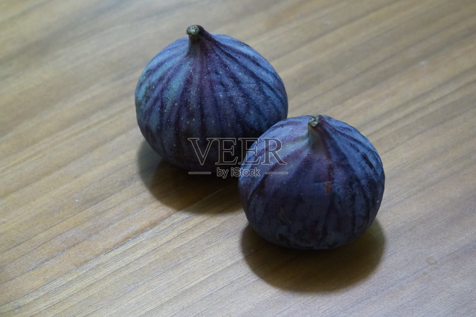 木桌上放着无花果照片摄影图片