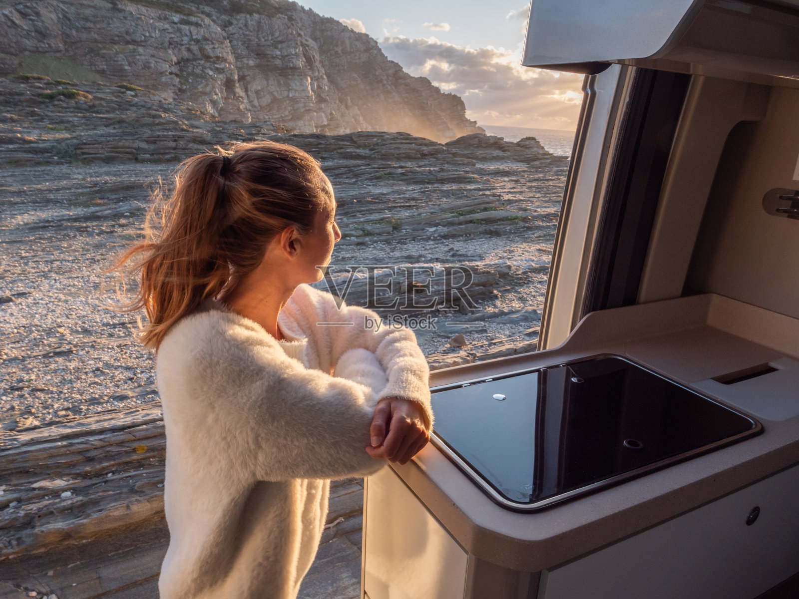 女人在她的货车里看着海岸线照片摄影图片