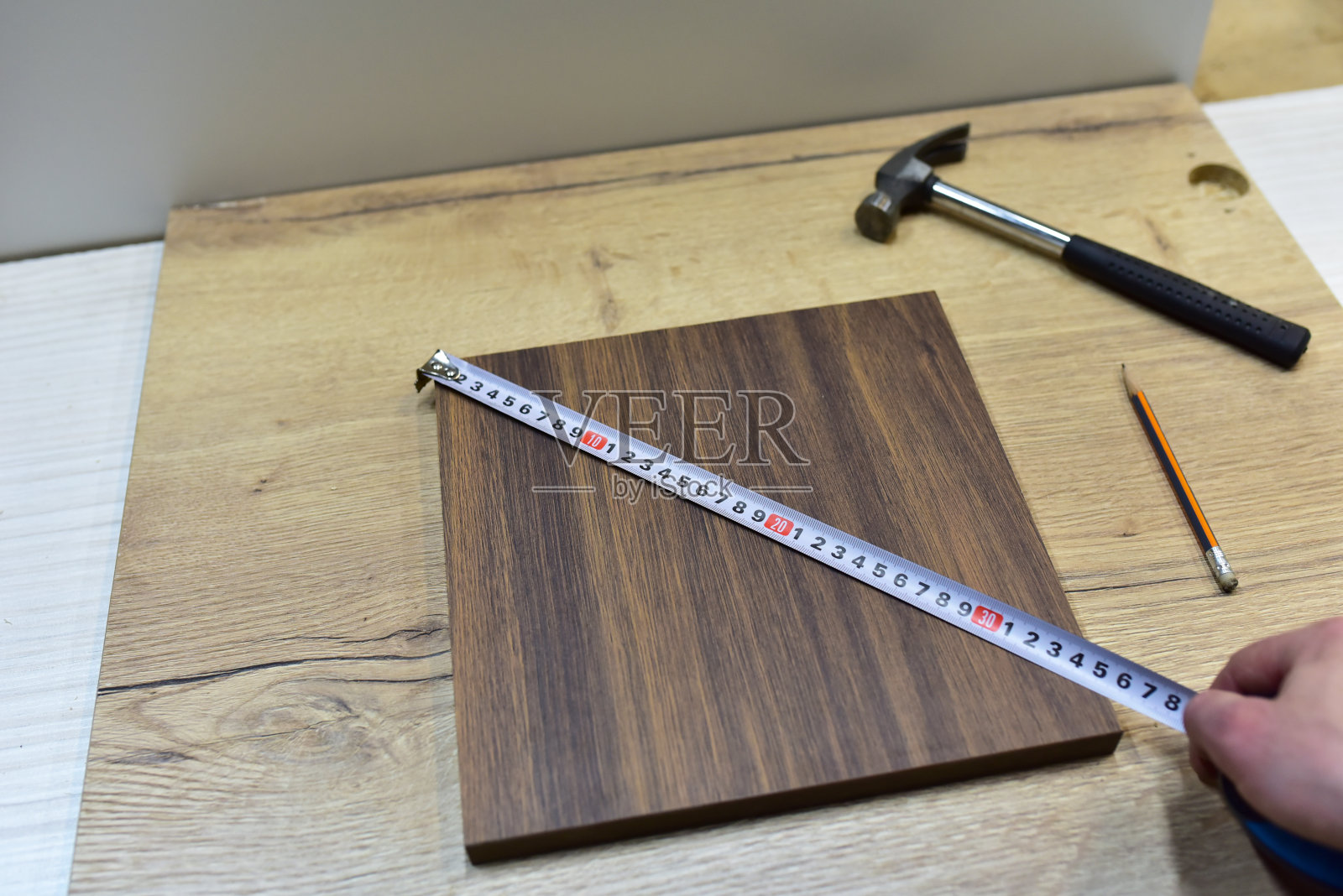 用施工胶带测量木板的宽度。中密度纤维板(MDF)照片摄影图片