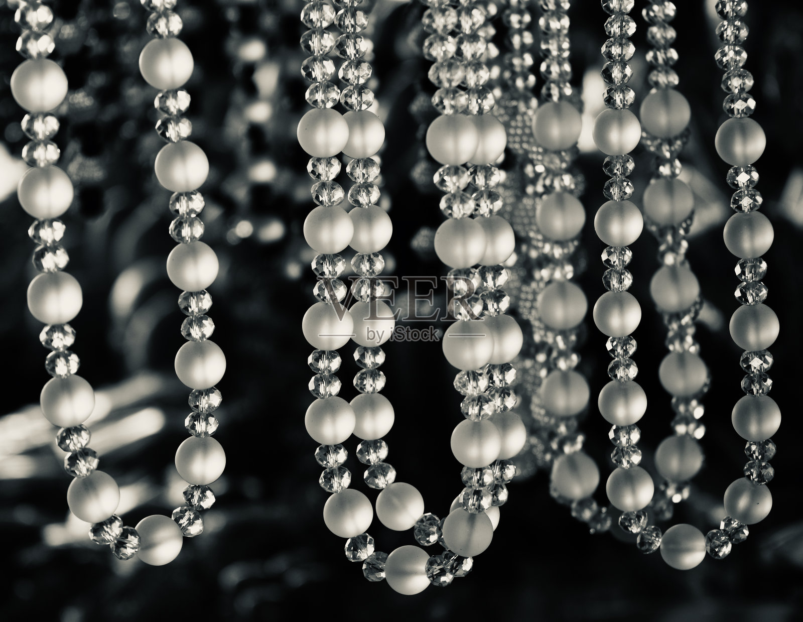 商店里挂着白色的圆形装饰品照片摄影图片