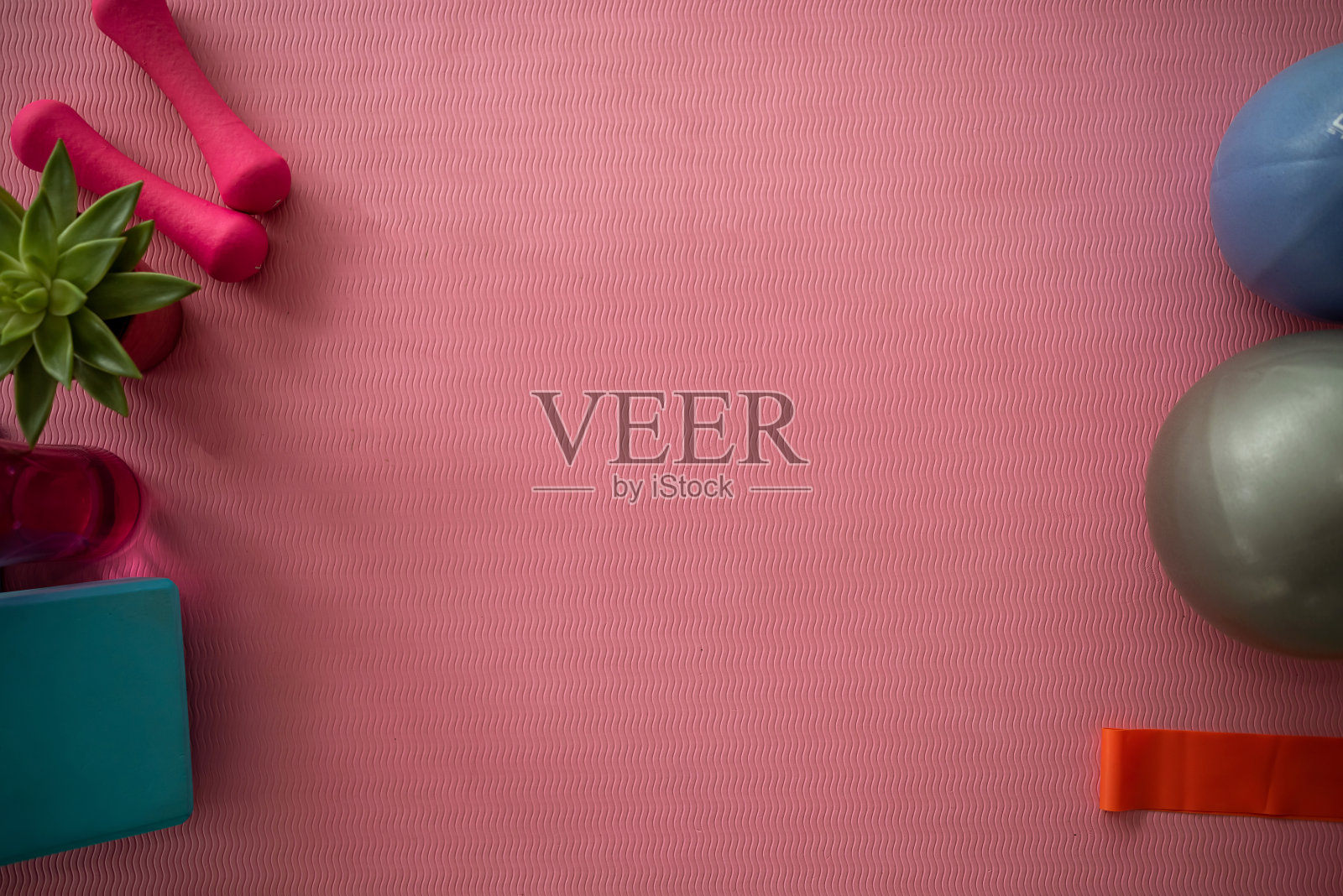 所有健身器材有氧普拉提之类的东西,比如球,滚轮,魔术圈,橡皮筋照片摄影图片