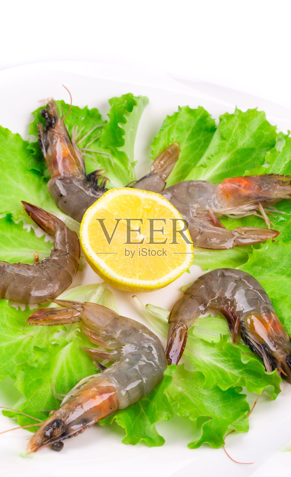 生虾放在盘子里。照片摄影图片