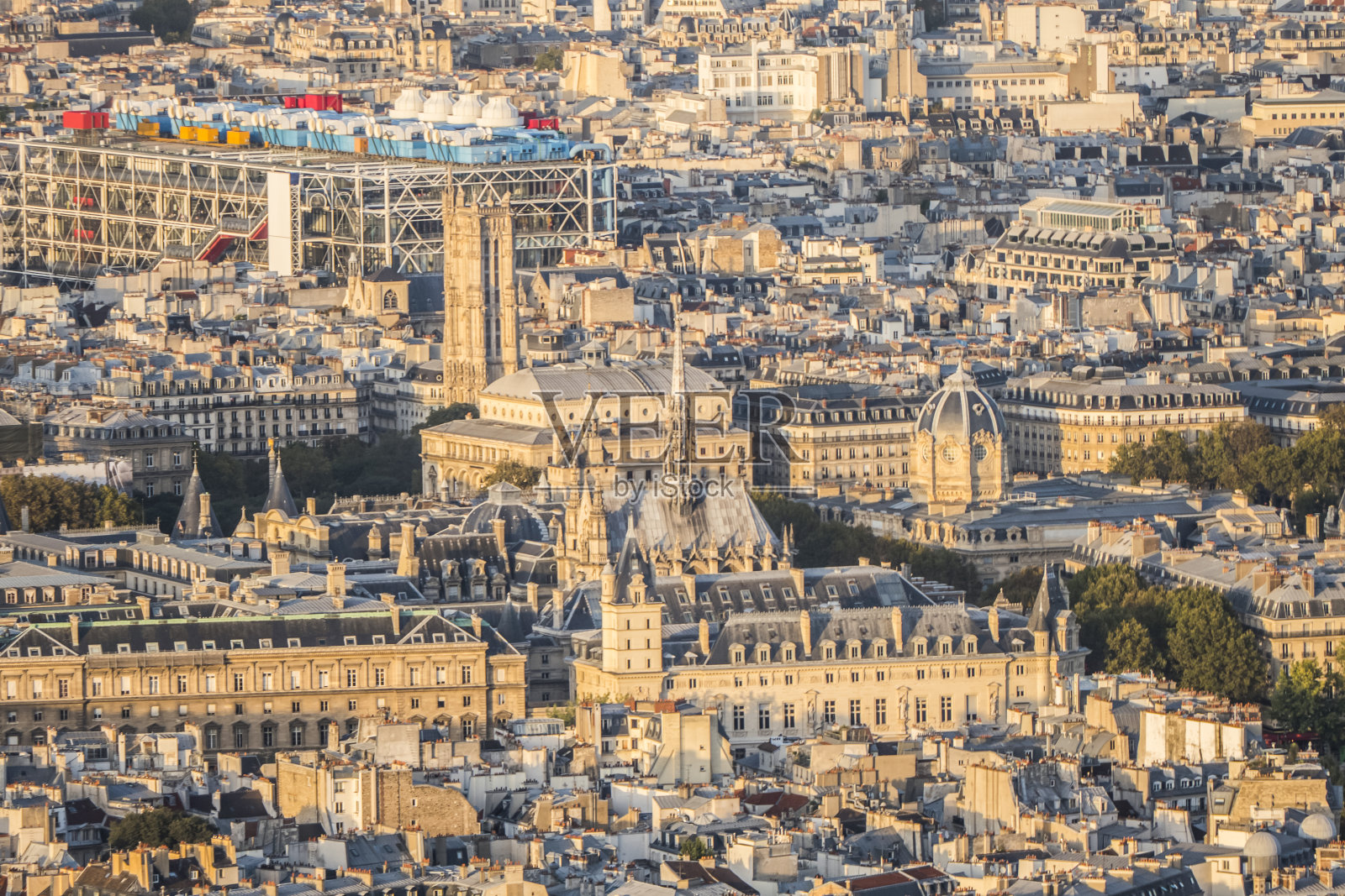 日落时巴黎市中心的鸟瞰图照片摄影图片
