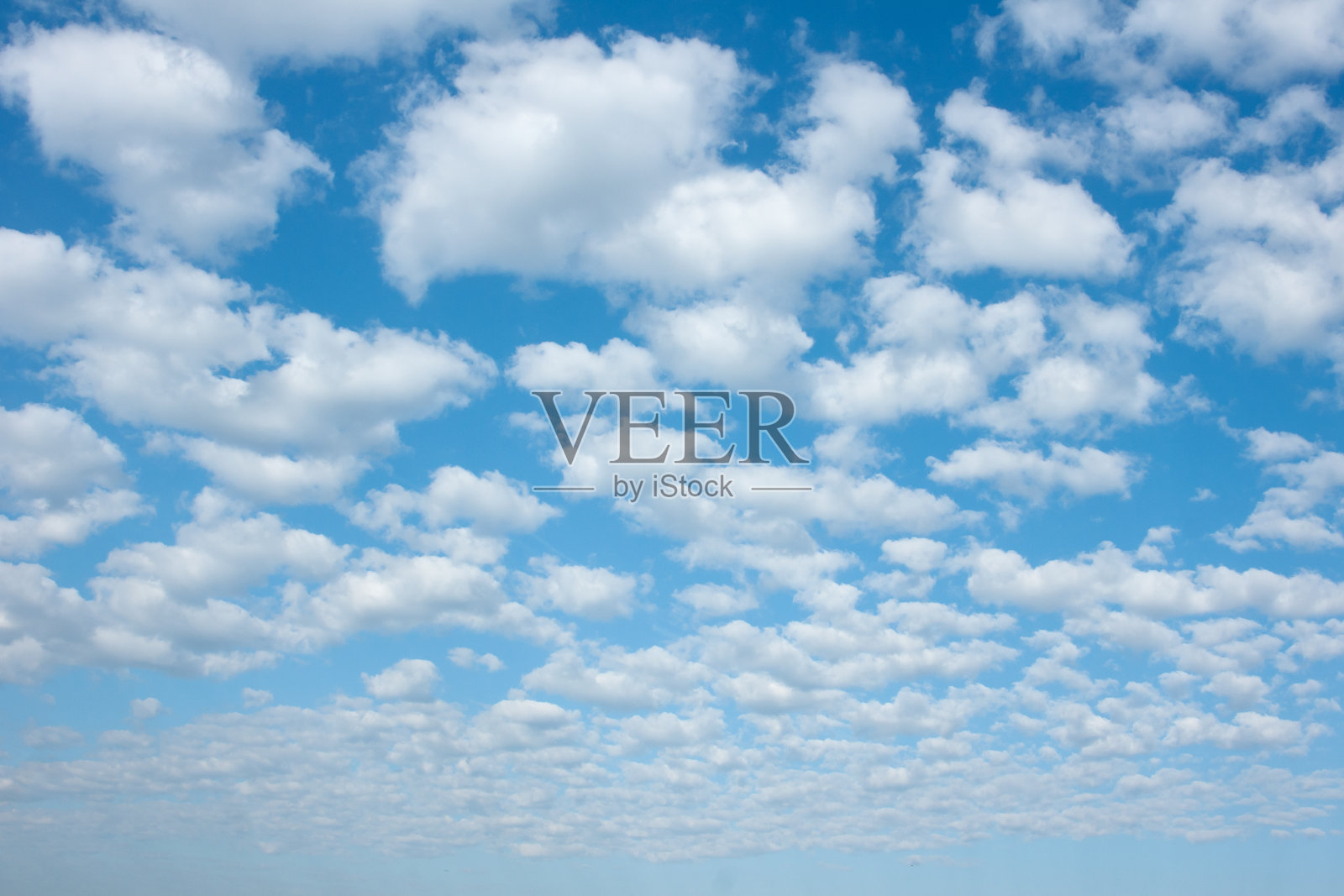 云朵就像一颗心。照片摄影图片