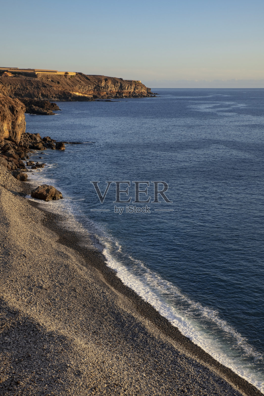 西班牙,加那利群岛,特内里费岛,靠近圣胡安海滩的野生卵石滩,通往崎岖悬崖顶端的香蕉种植园照片摄影图片