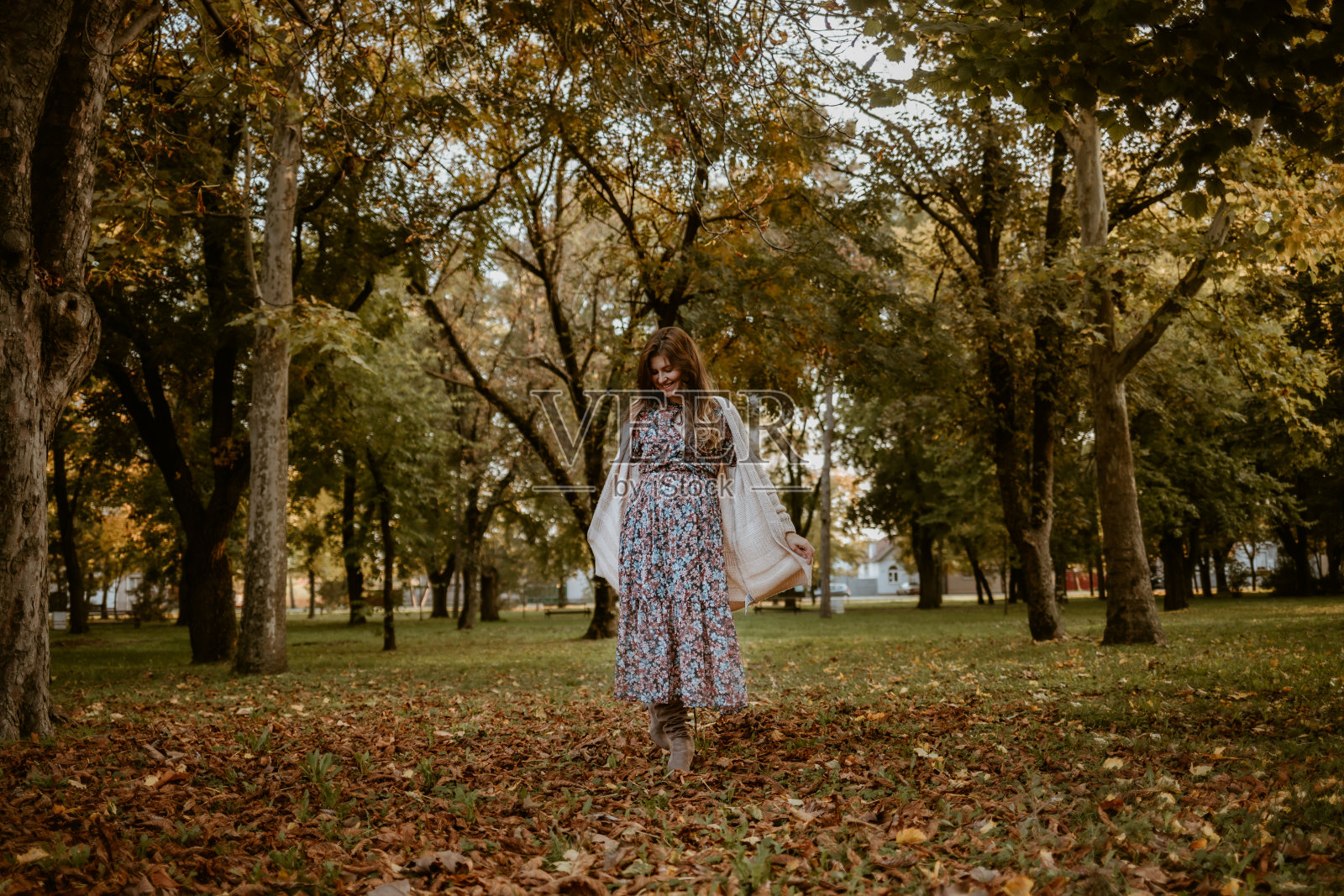 美丽的孕妇在公园里散步照片摄影图片