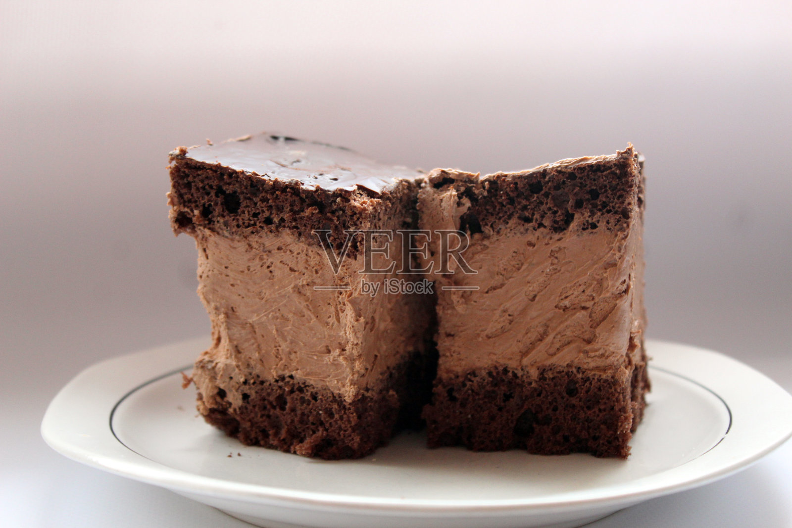 Rigo Jancsi,一种传统的匈牙利方形巧克力海绵蛋糕,在罗马尼亚自制照片摄影图片