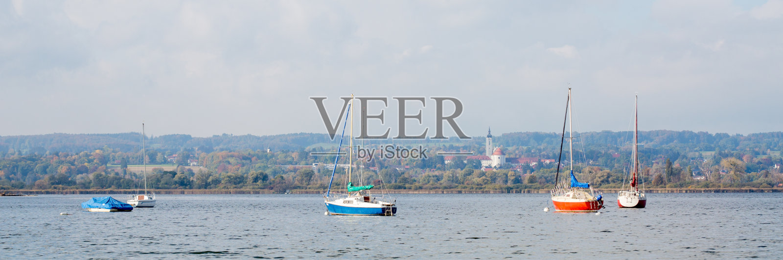 Ammersee湖上帆船的全景。Marienmünster Dießen在背景中。热门的上巴伐利亚旅游目的地。照片摄影图片