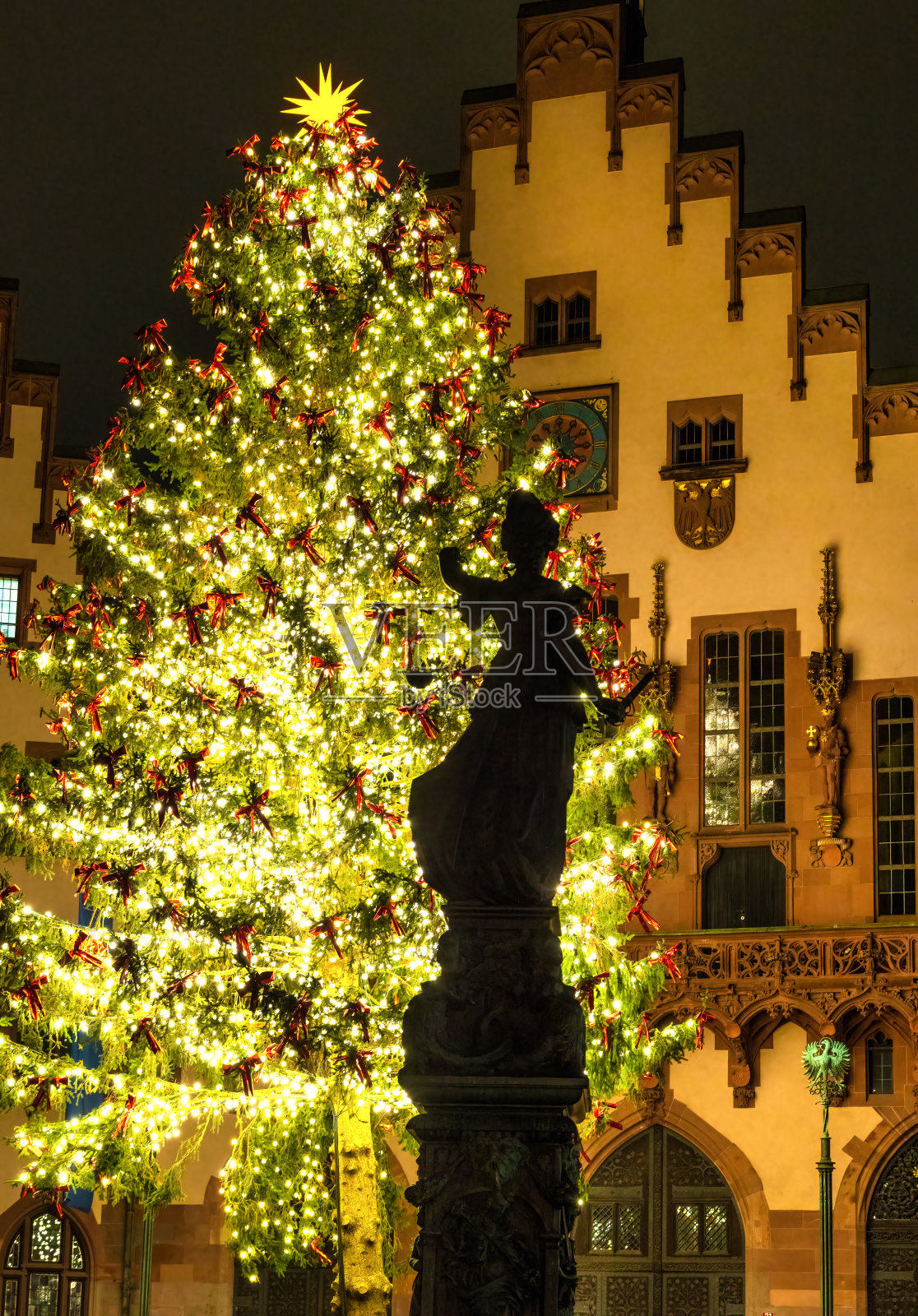 在法兰克福的圣诞市场与圣诞树在Römer前和正义的剪影照片摄影图片