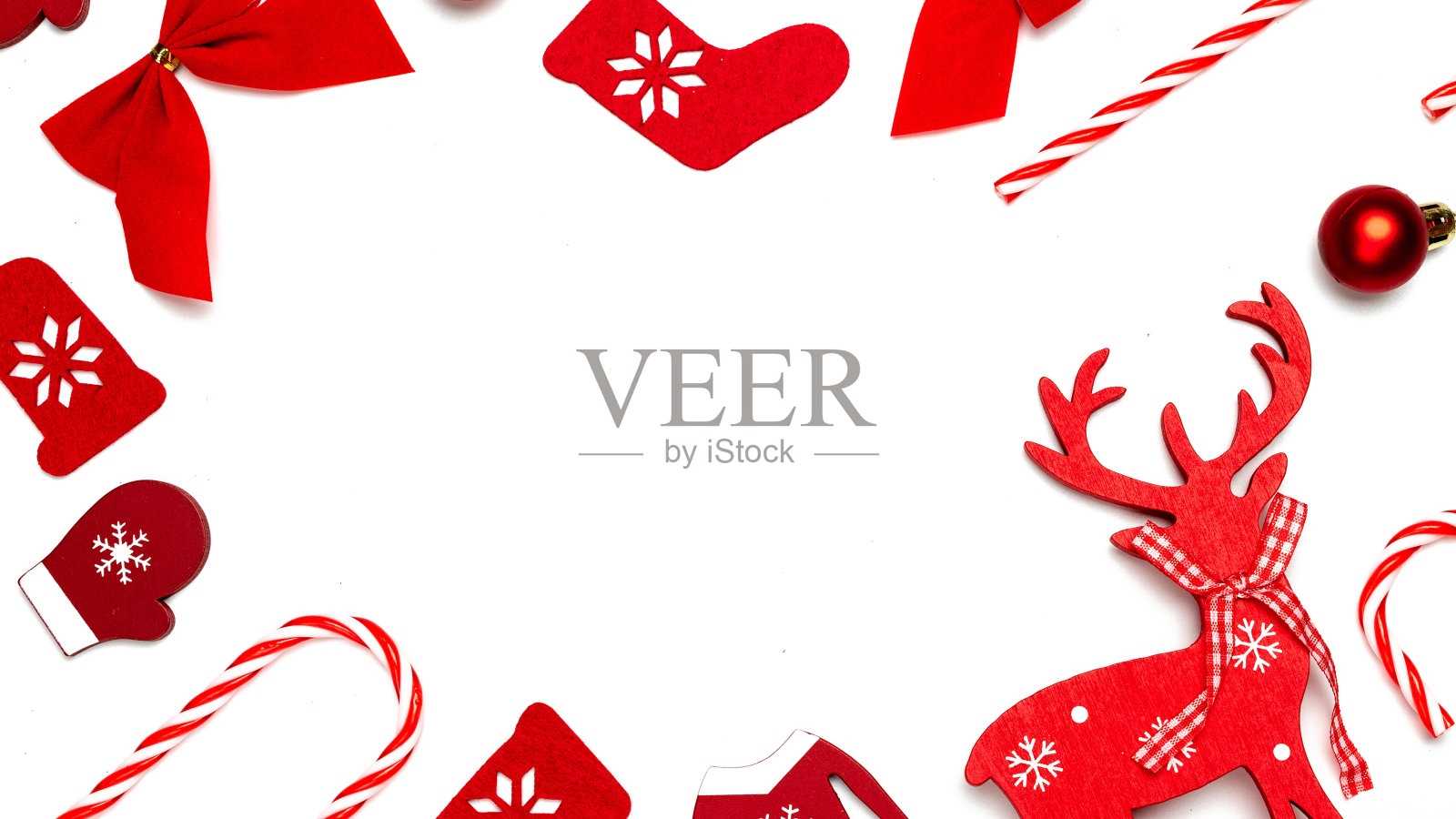 圣诞装饰孤立。袜子,礼物,冬天的树,丝带和弓在形状框架上为贺卡的白色背景。圣诞节背景与空间的文本。照片摄影图片