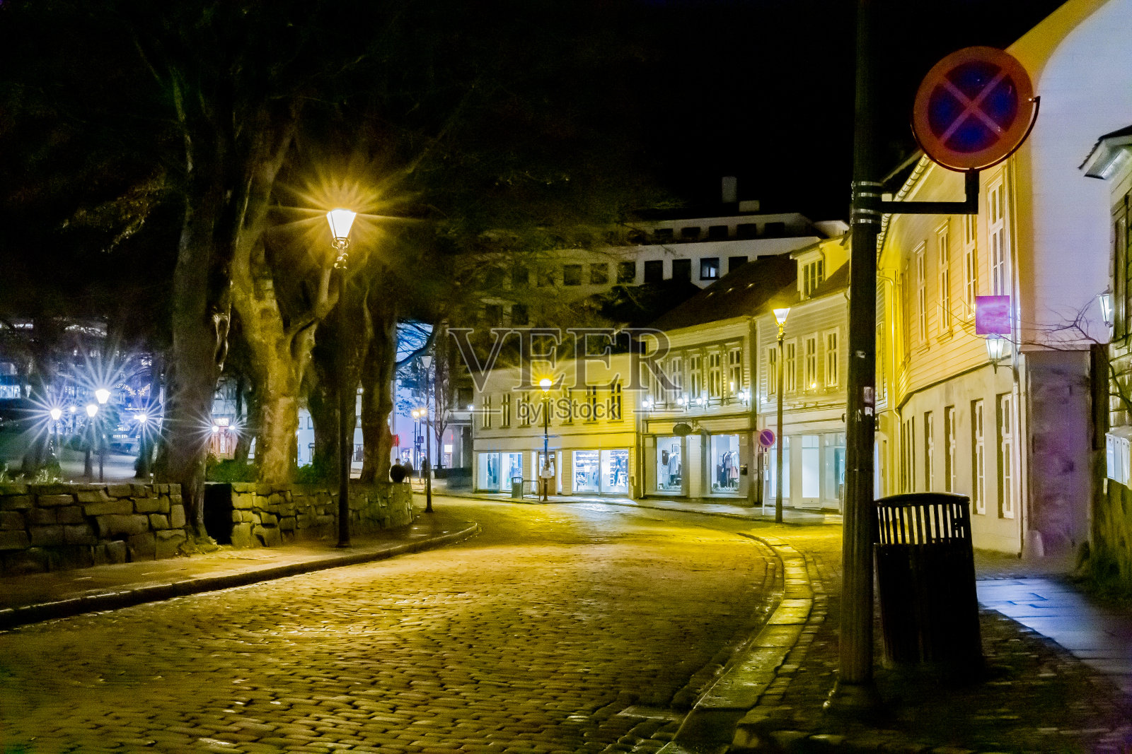 挪威斯塔万格市中心的夜景照片摄影图片