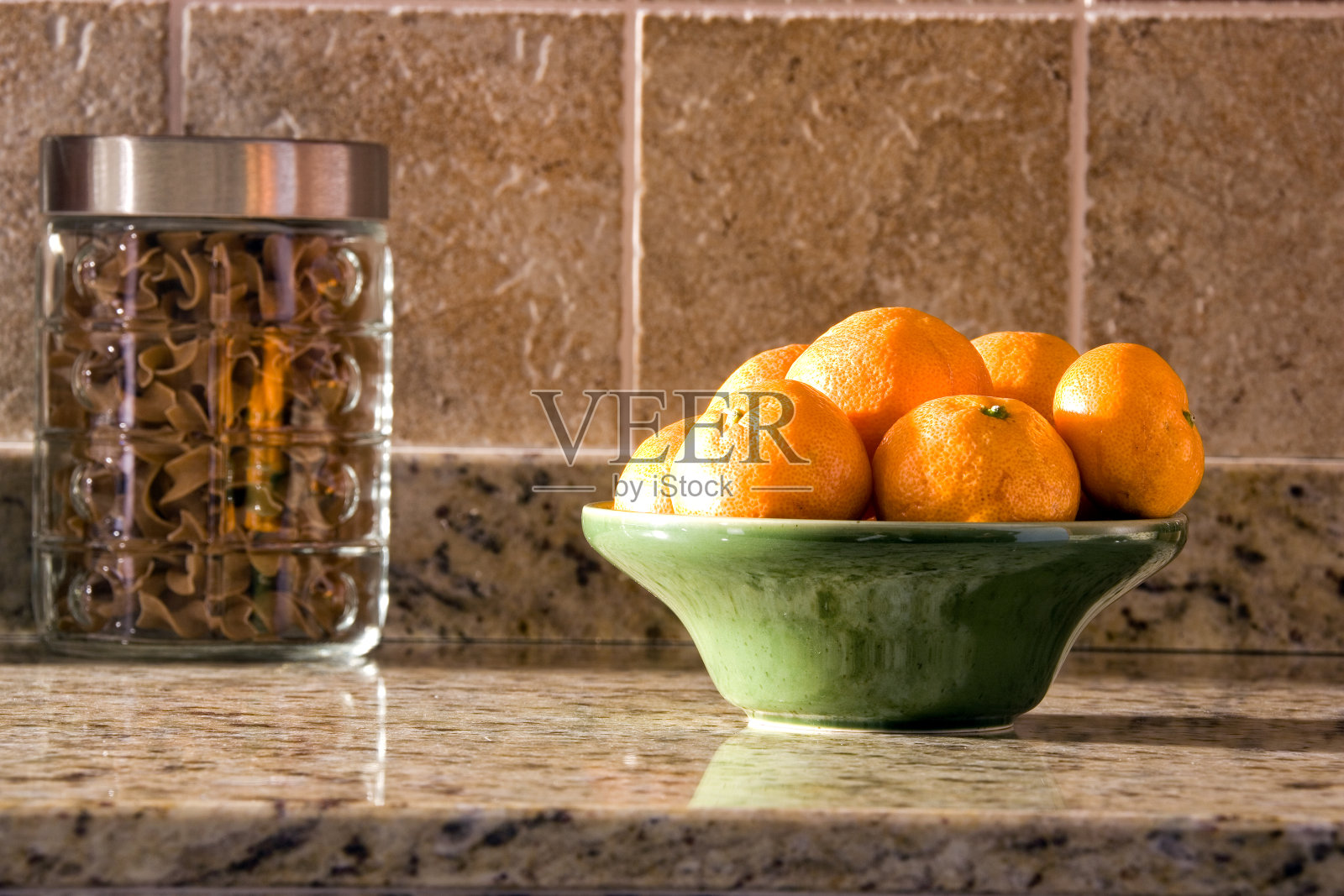 厨房台面陶瓷碗里的一堆橘子照片摄影图片