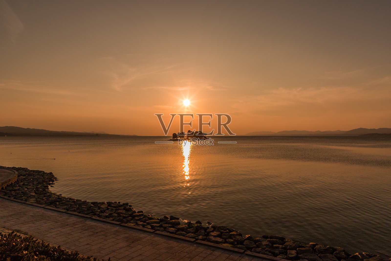 黄昏时分的真嗣湖照片摄影图片