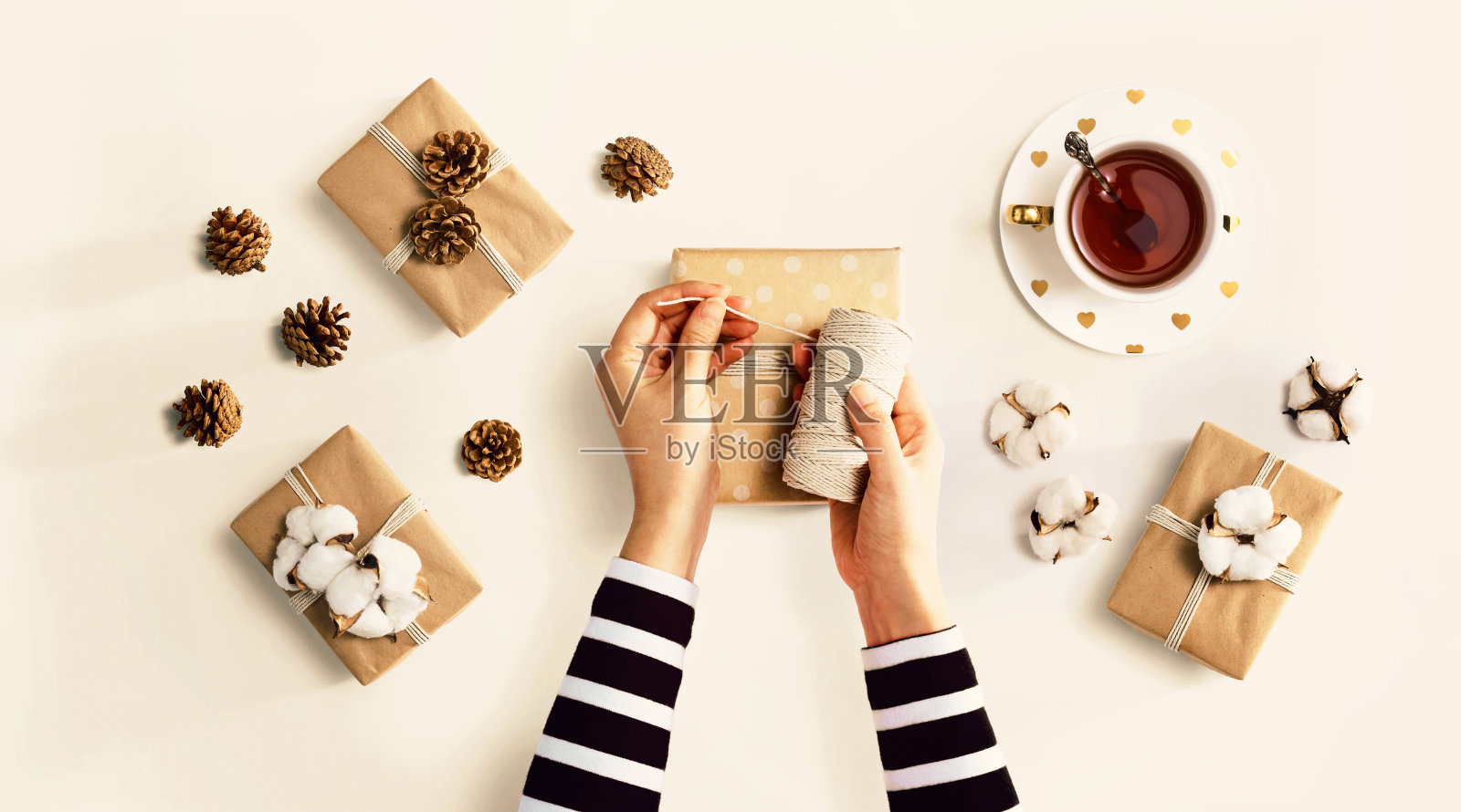 制作礼盒的人照片摄影图片