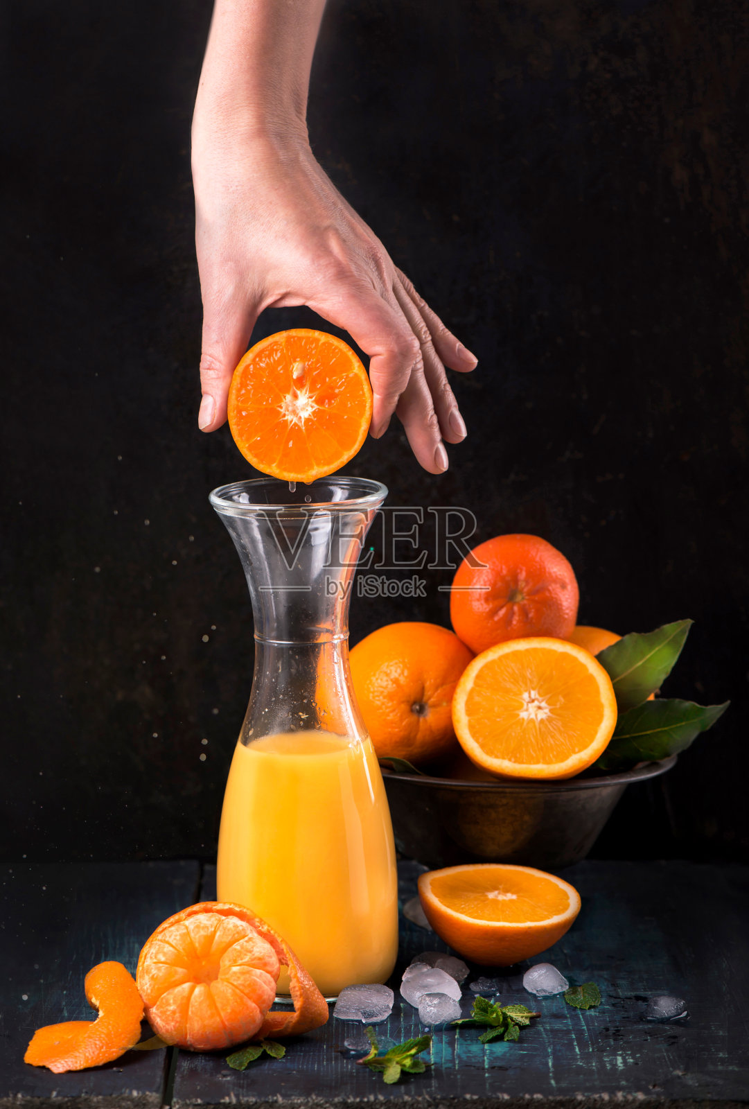 一杯新鲜的橙汁和木头上的新鲜水果照片摄影图片