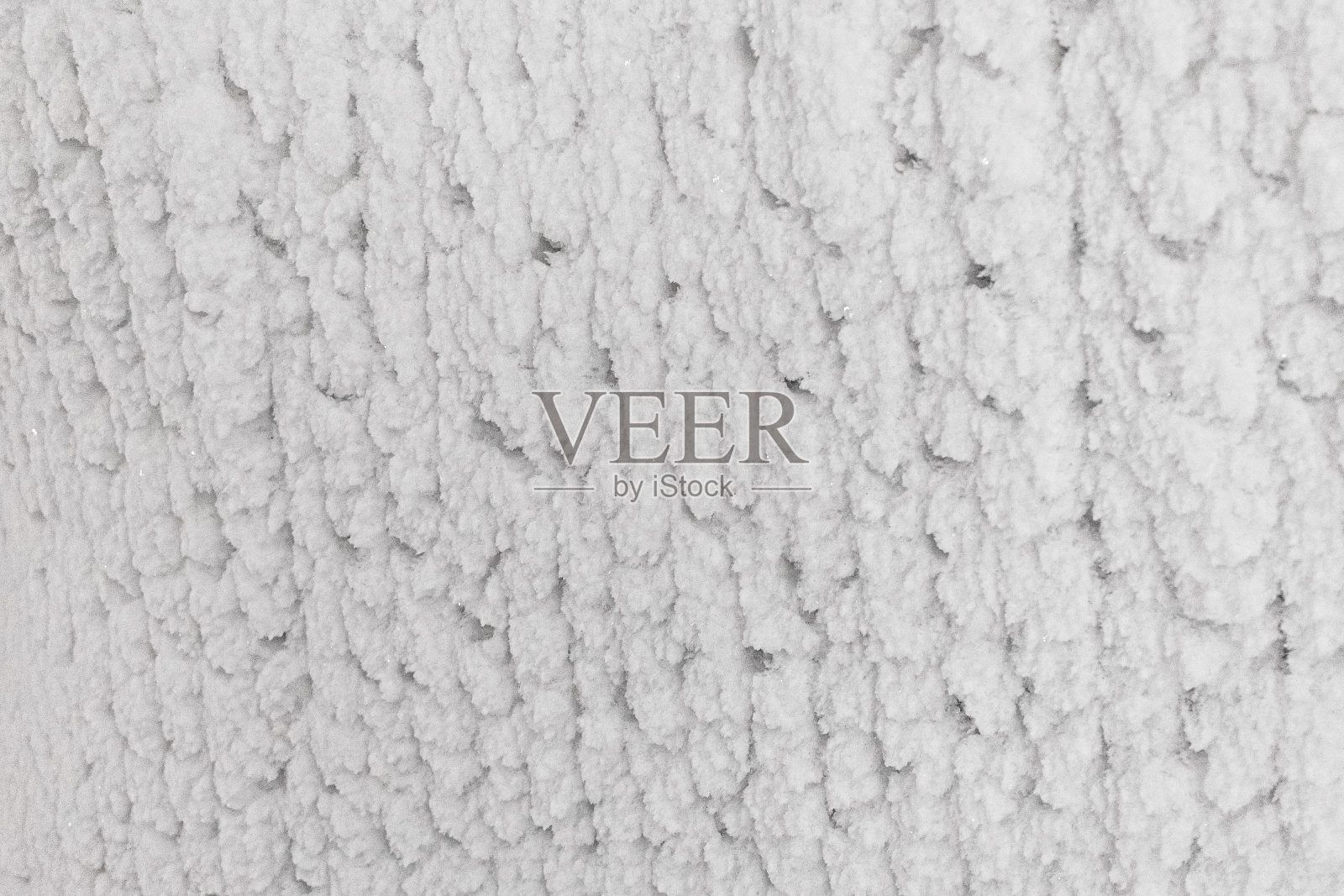 洞穴中白色的冰雪浮雕墙。抽象纹理自然背景。照片摄影图片