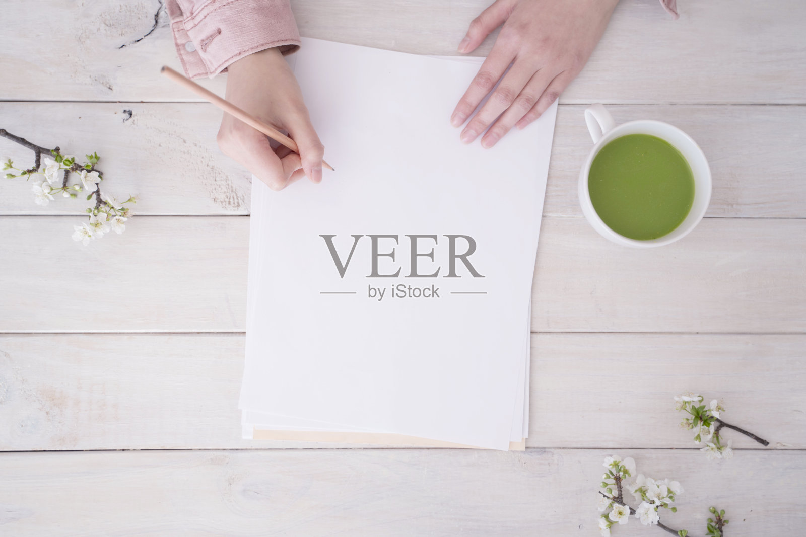 Womanâhe’他用铅笔在纸上写字。居家办公照片摄影图片