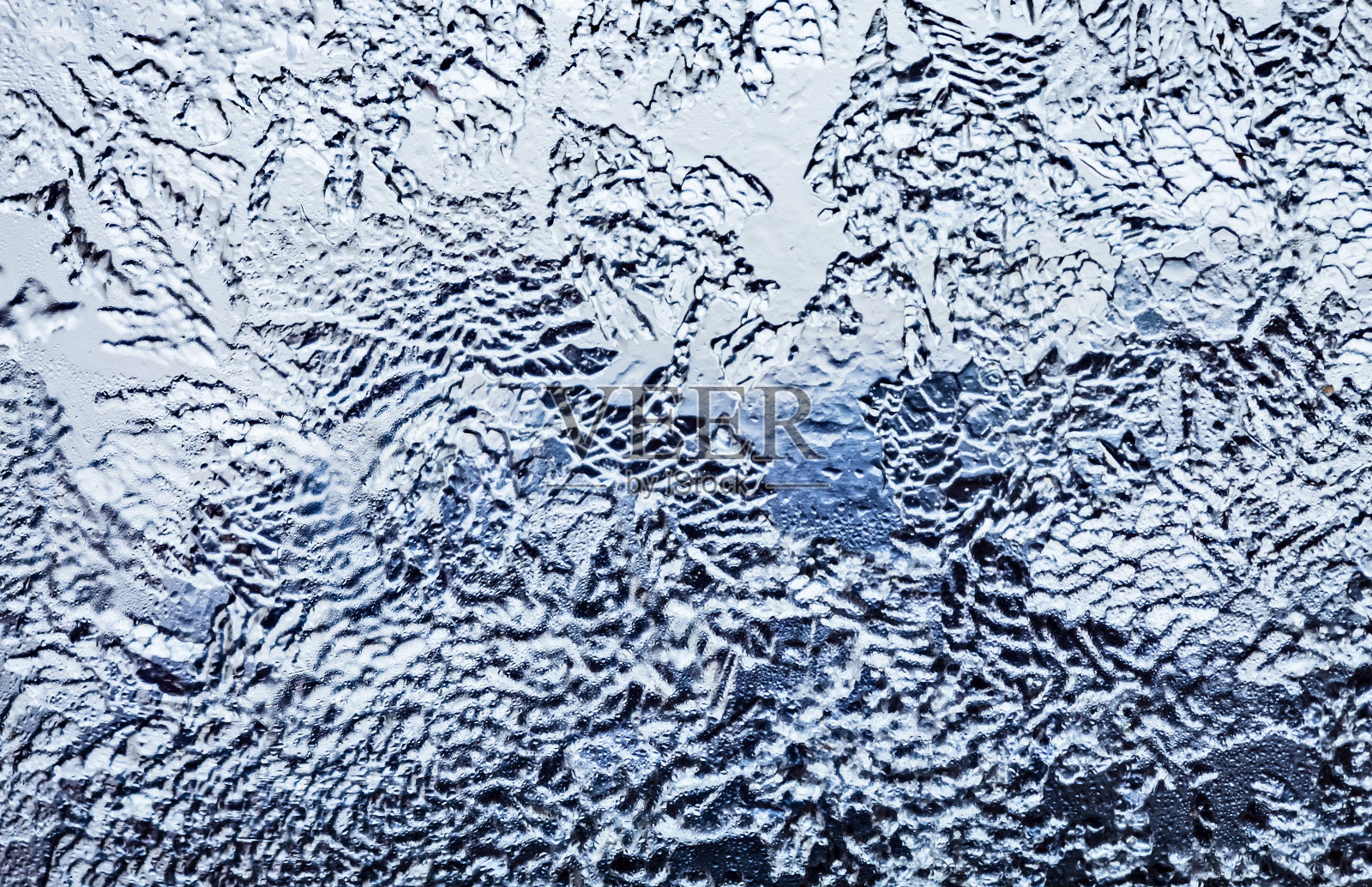 窗户上的霜冻图案关闭选择性聚焦。深蓝色的基调。冬天的晚上,背景。照片摄影图片