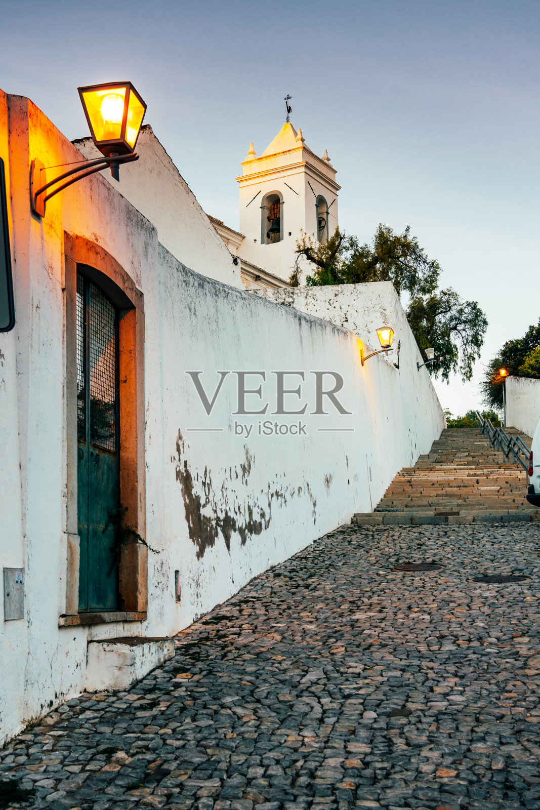 街道塔维拉镇,阿尔加维,葡萄牙照片摄影图片