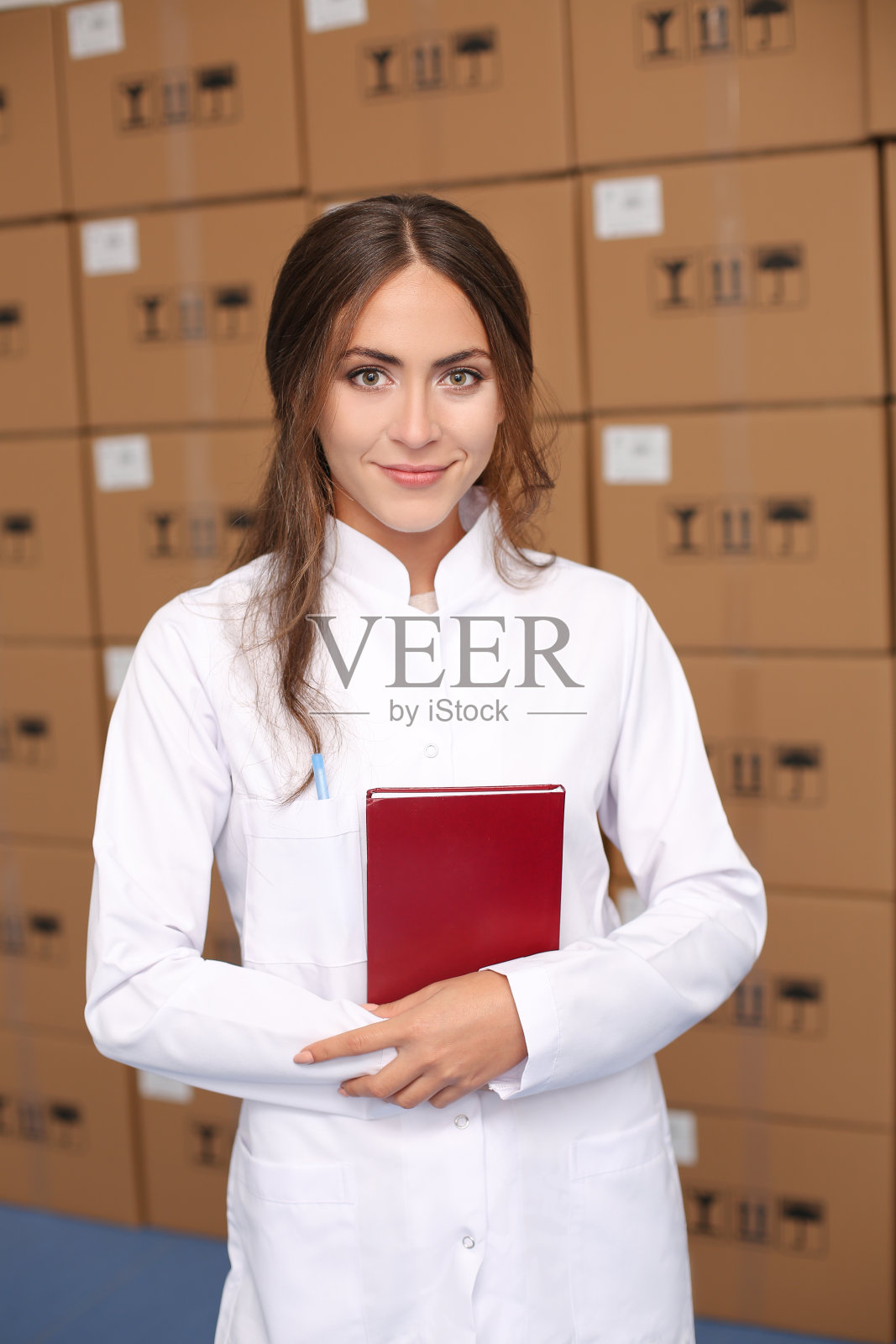 在大型配送仓库工作的妇女照片摄影图片